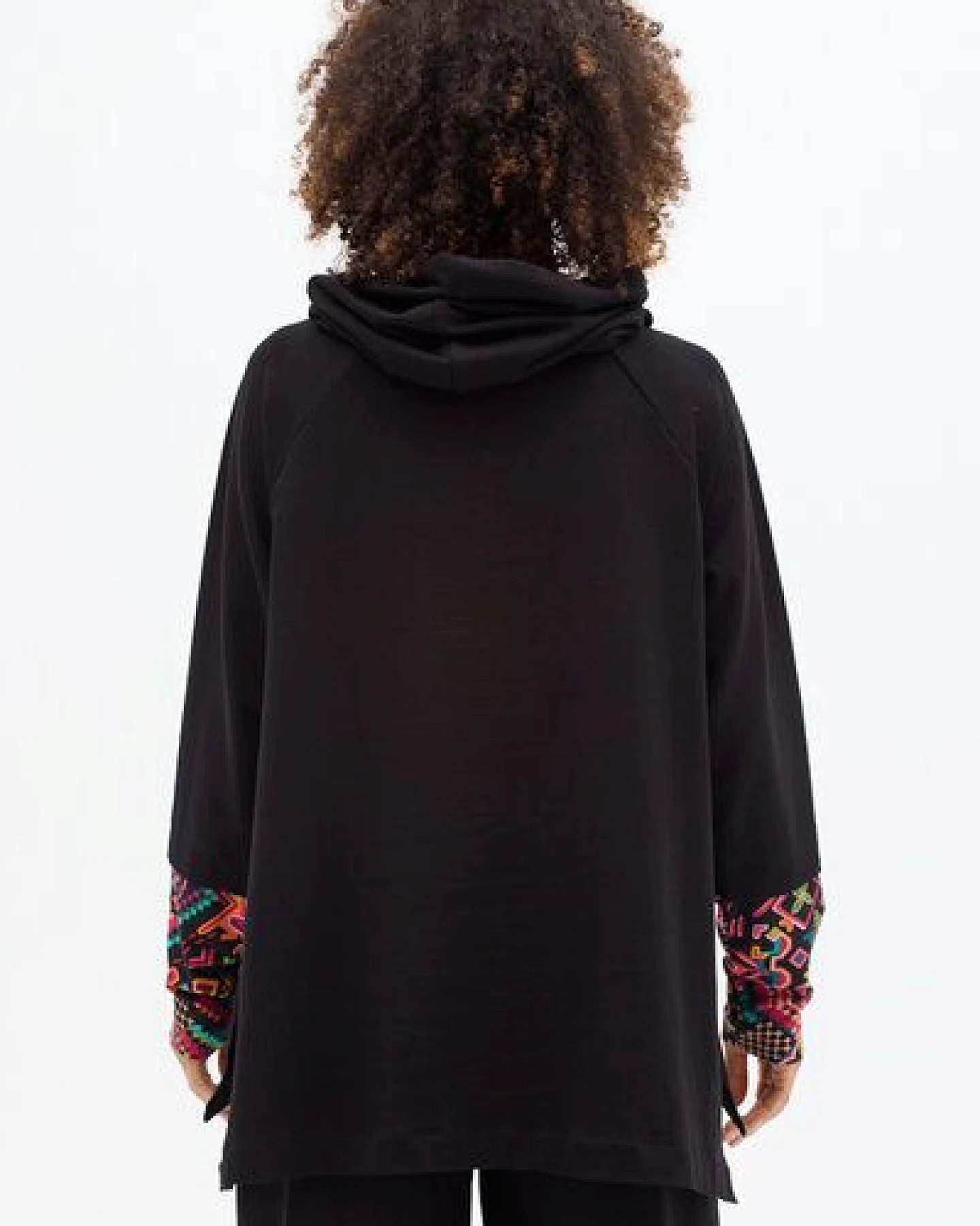Hoodie Nayomi – Lockerer, asymmetrischer Schnitt – Weiter Kragen mit Kapuzenfunktion – Große, offen verarbeitete Taschen – Fair produziert in Polen – KOKOworld – Ansicht 4