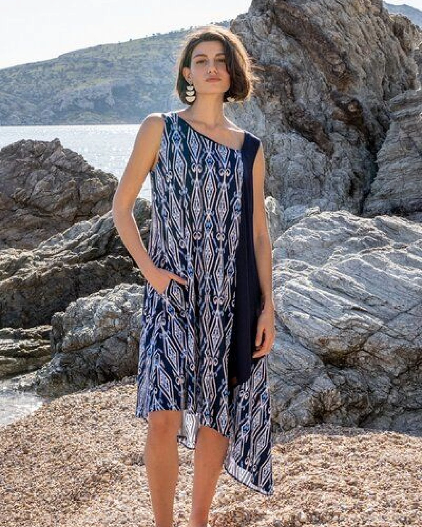 Sommerkleid Summertime – A-Linie aus Viskose – Träger asymmetrisch mit Taschen – 100% in EU fair produziert – KOKOworld – Ansicht 2