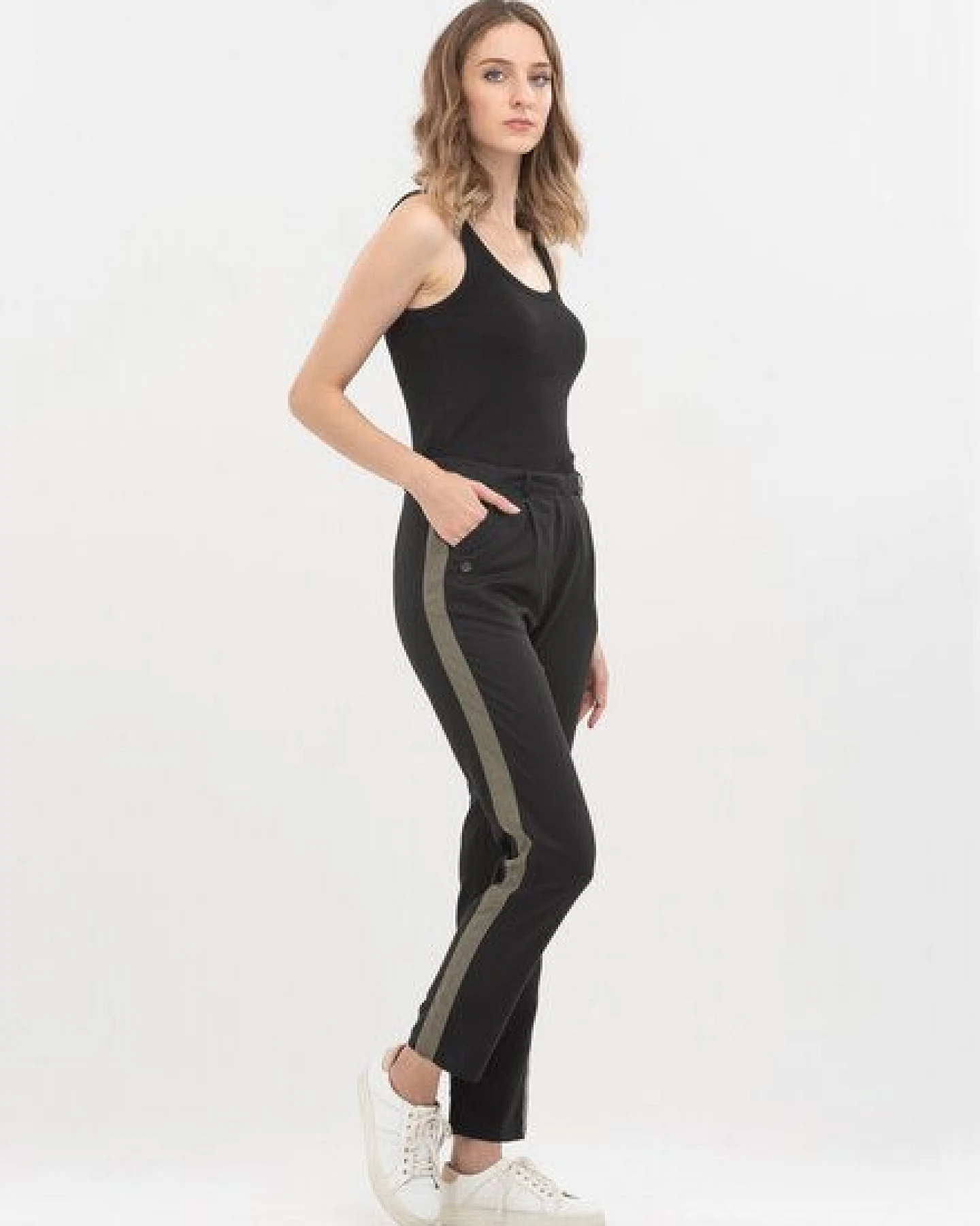 ORGANICATION Hose aus TENCEL Lyocell mit seitlichen Tapestreifen – Ansicht 2
