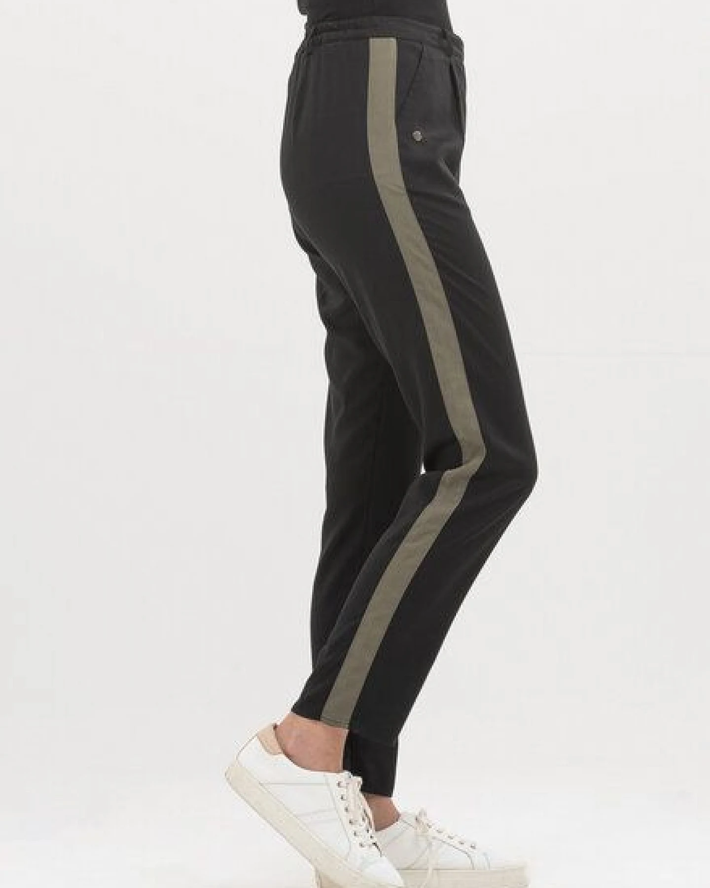 ORGANICATION Hose aus TENCEL Lyocell mit seitlichen Tapestreifen – Ansicht 4
