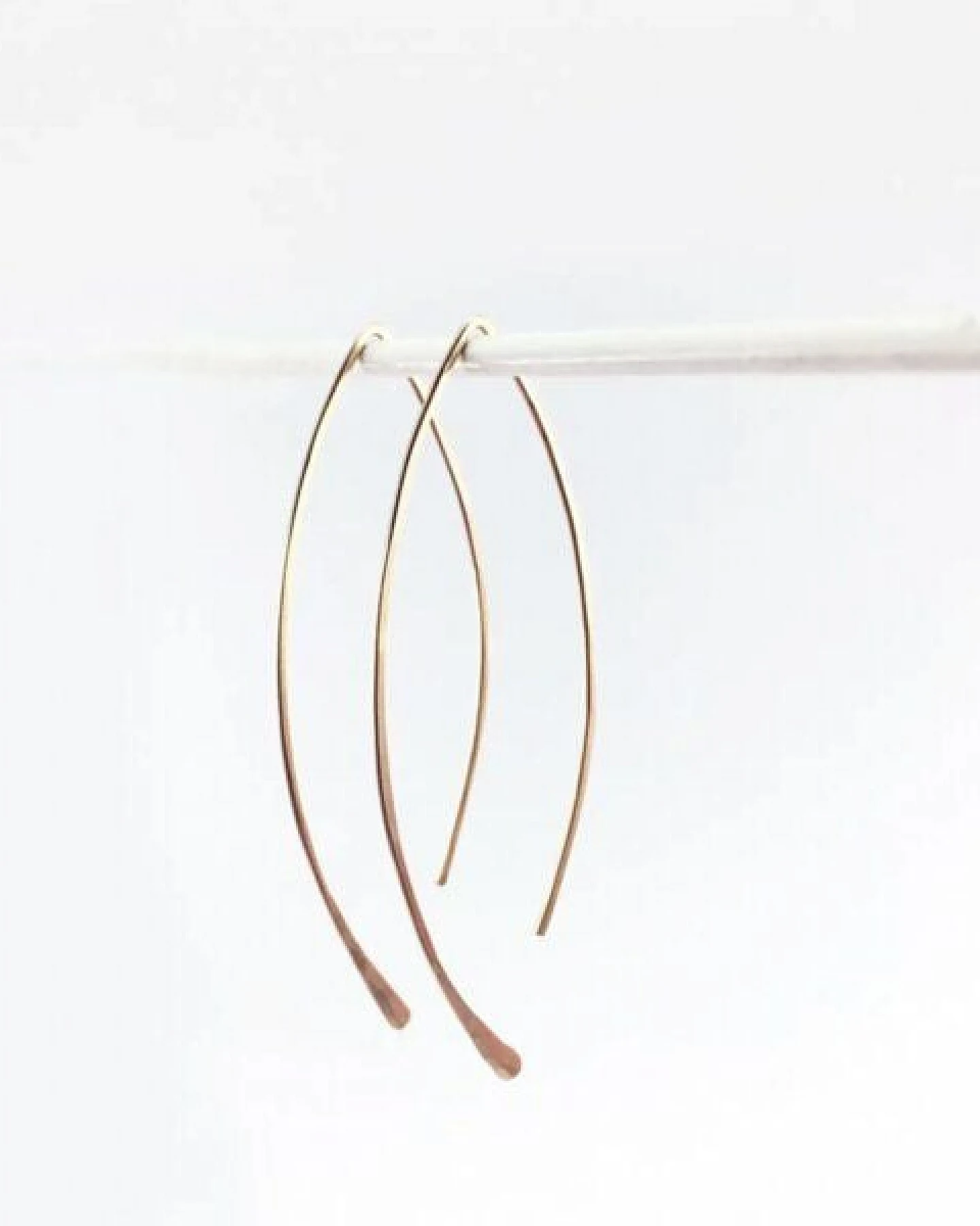 BELLYBIRD Jewellery CREOLEN - Navette, gehämmerte Creolen in V-Form, Silber/Vergoldet/Rosé – Ansicht 3