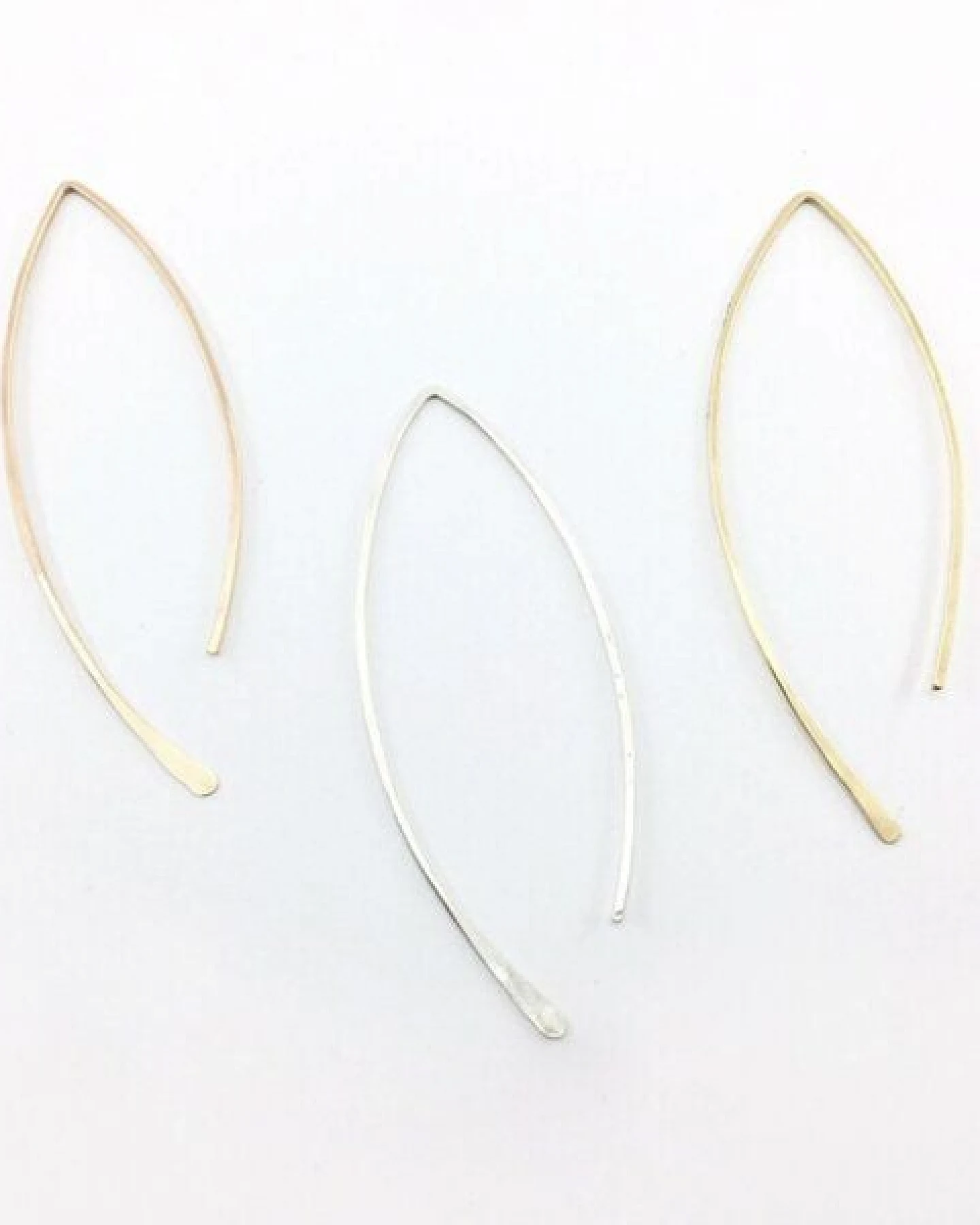 BELLYBIRD Jewellery CREOLEN - Navette, gehämmerte Creolen in V-Form, Silber/Vergoldet/Rosé – Ansicht 4