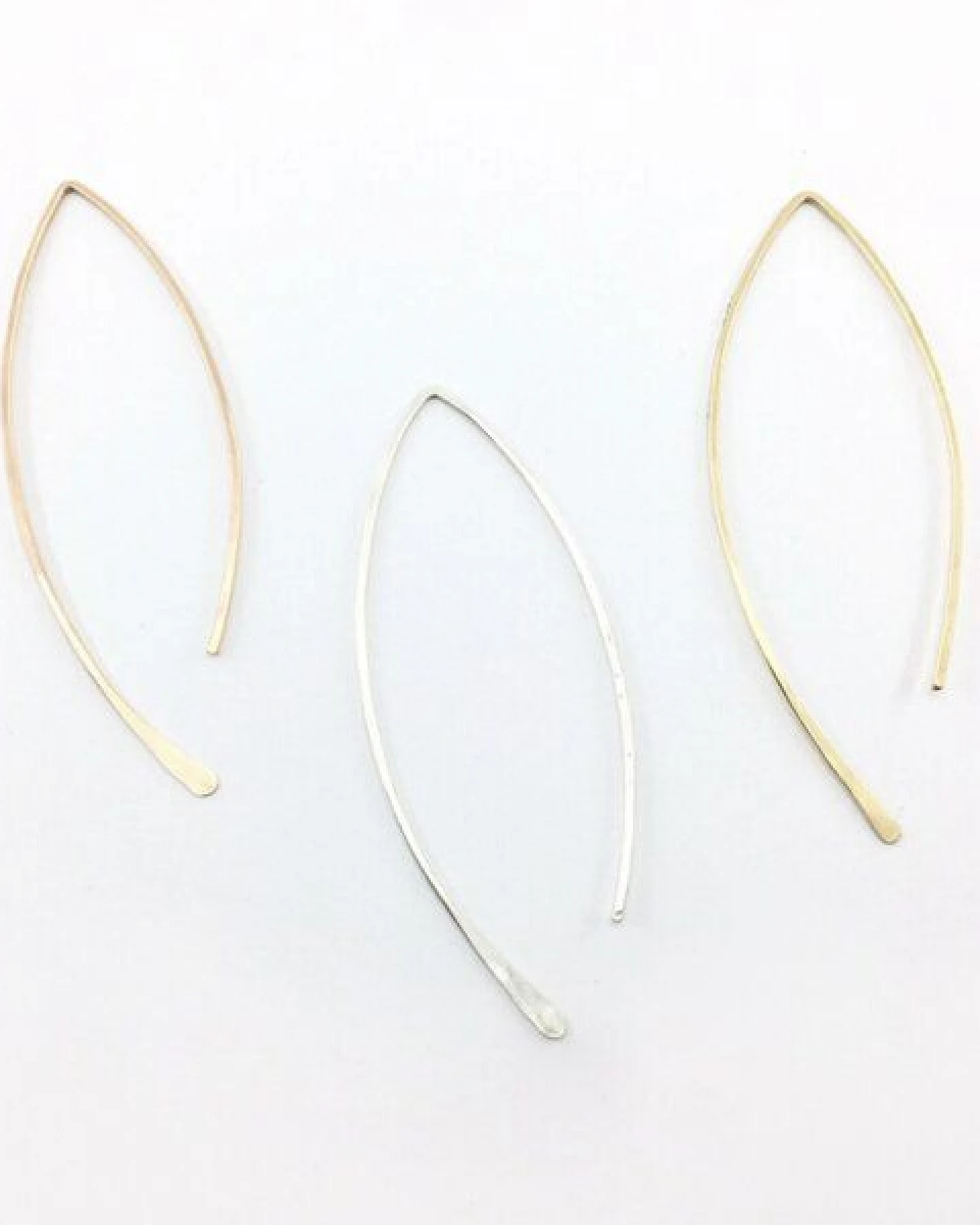 BELLYBIRD Jewellery CREOLEN - Navette, gehämmerte Creolen in V-Form, Silber/Vergoldet/Rosé – Ansicht 2