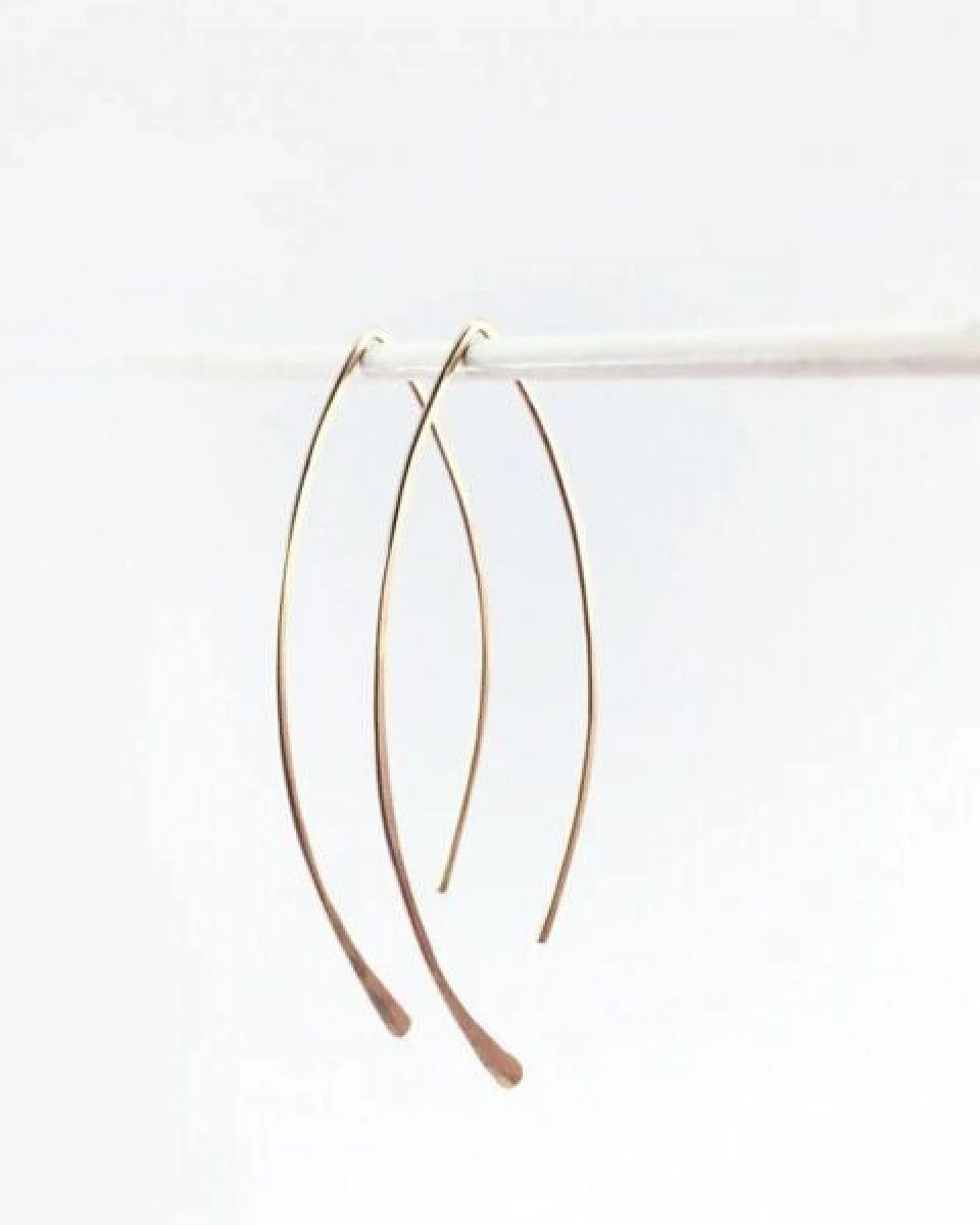 BELLYBIRD Jewellery CREOLEN - Navette, gehämmerte Creolen in V-Form, Silber/Vergoldet/Rosé – Ansicht 3