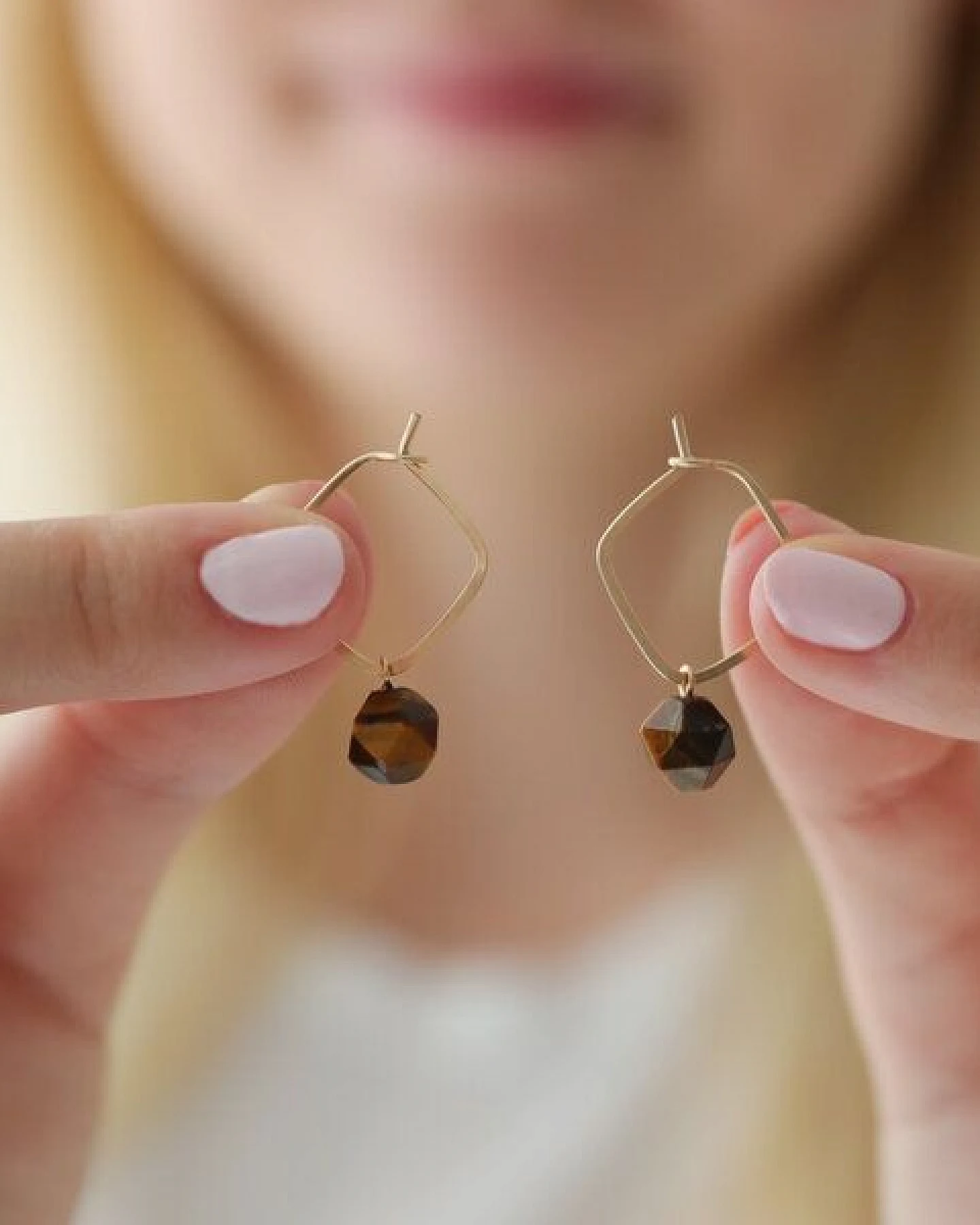 BELLYBIRD Jewellery CREOLEN mit Perle - eckige Form, gehämmerte Oberfläche – Ansicht 2