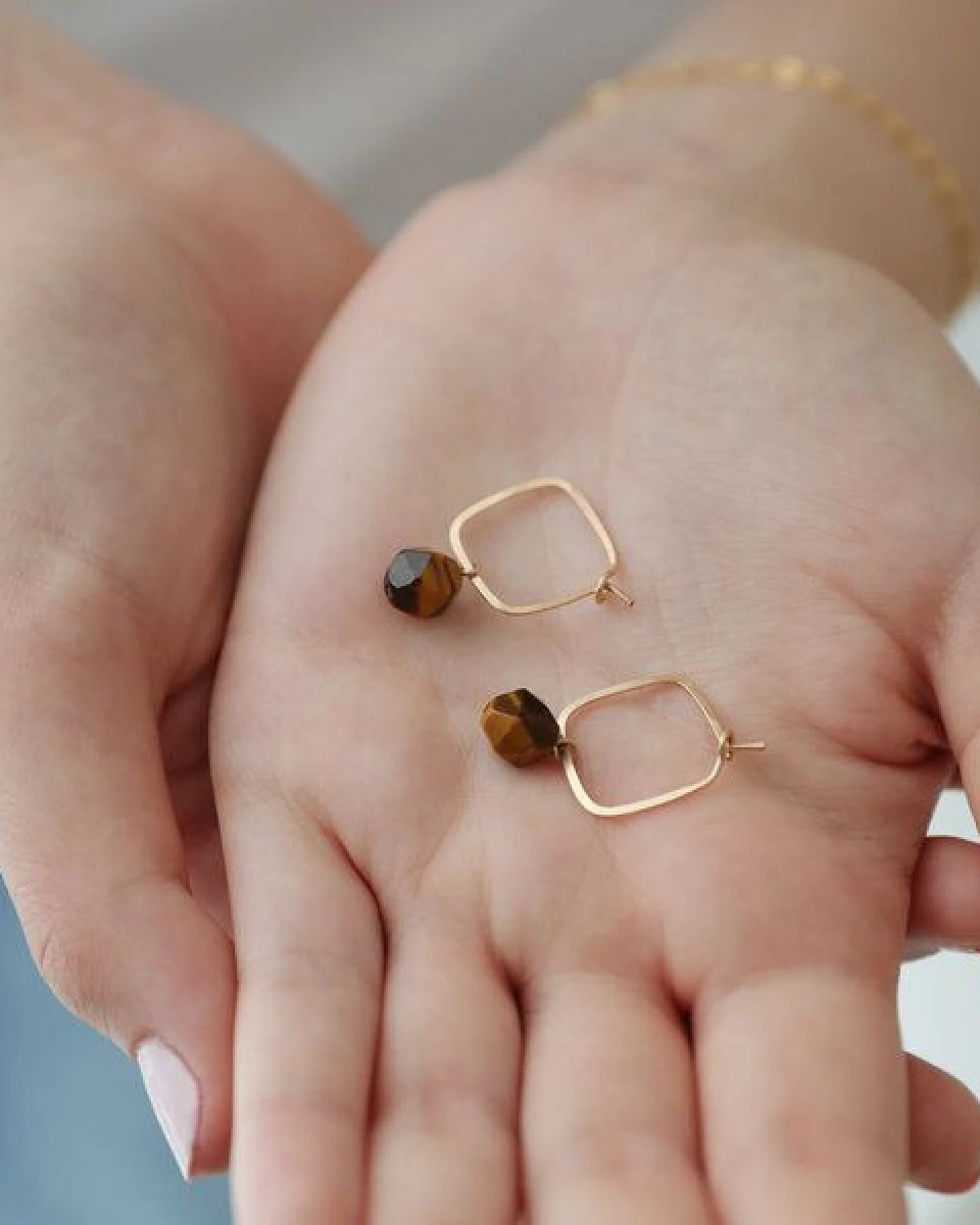 BELLYBIRD Jewellery CREOLEN mit Perle - eckige Form, gehämmerte Oberfläche – Ansicht 3