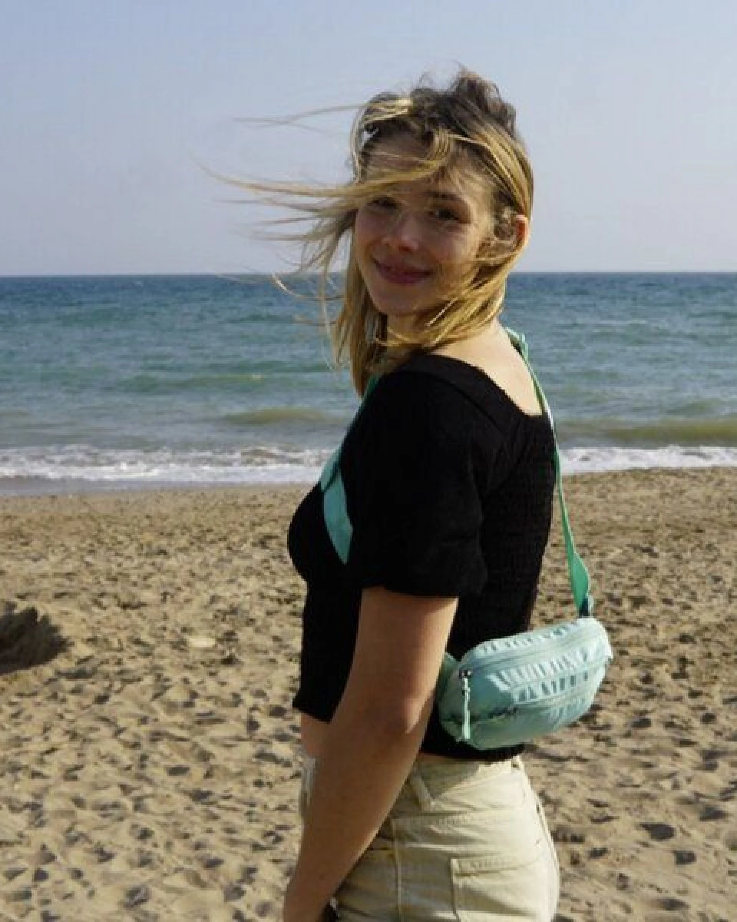 FUCHS & REBELL MIKA Mini Hip Bag – kompakte Anti-Diebstahl Hüfttasche – Ansicht 2
