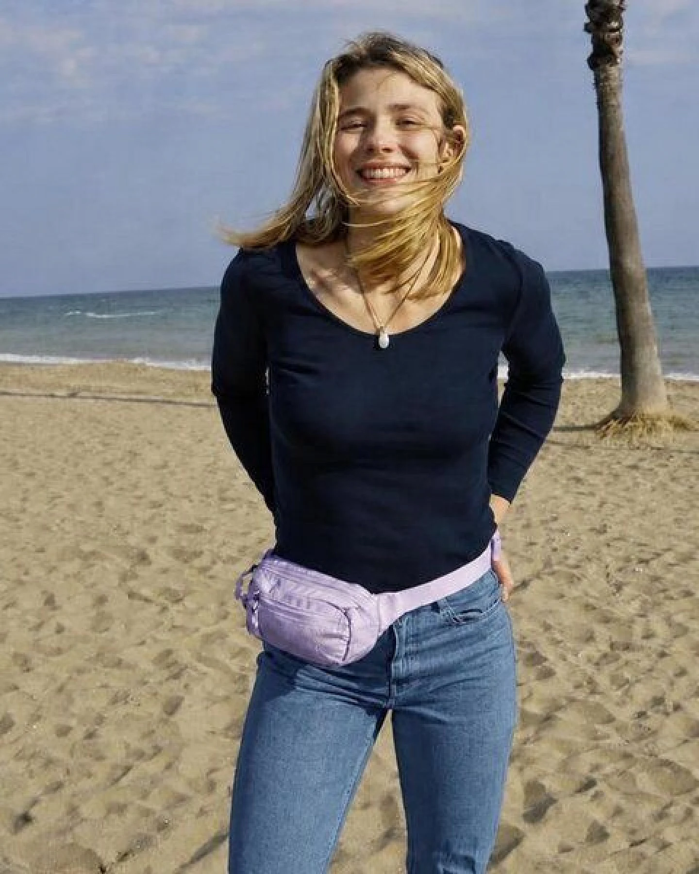 FUCHS & REBELL MIKA Mini Hip Bag – kompakte Anti-Diebstahl Hüfttasche – Ansicht 2