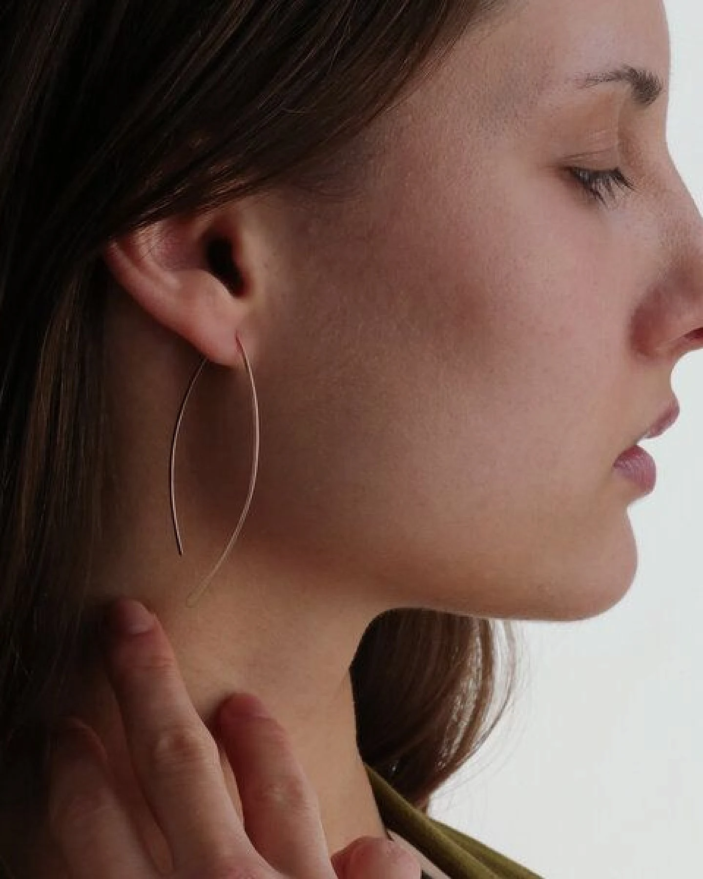 BELLYBIRD Jewellery CREOLEN - Navette, gehämmerte Creolen in V-Form, Silber/Vergoldet/Rosé – Ansicht 2