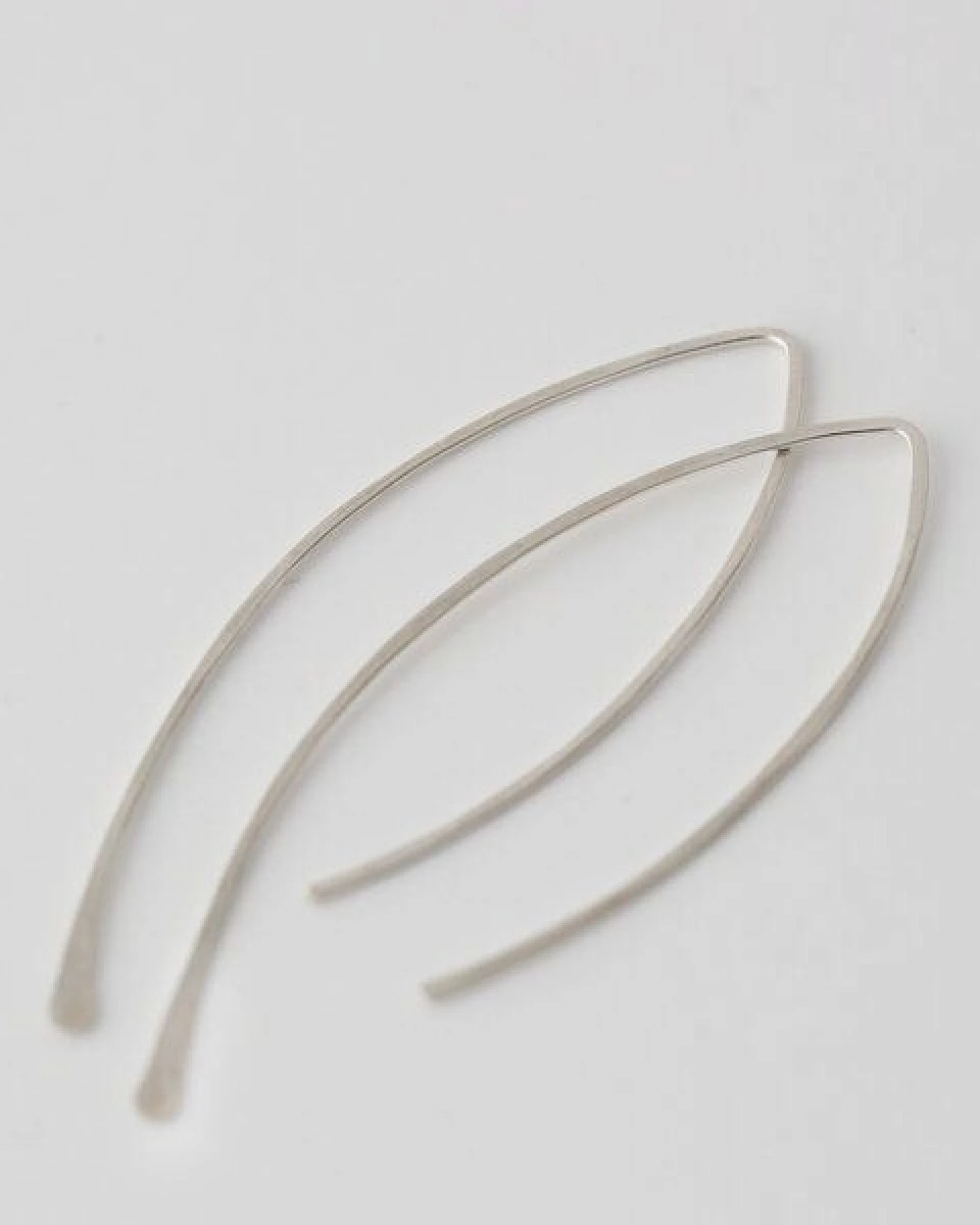 BELLYBIRD Jewellery CREOLEN - Navette, gehämmerte Creolen in V-Form, Silber/Vergoldet/Rosé – Ansicht 3