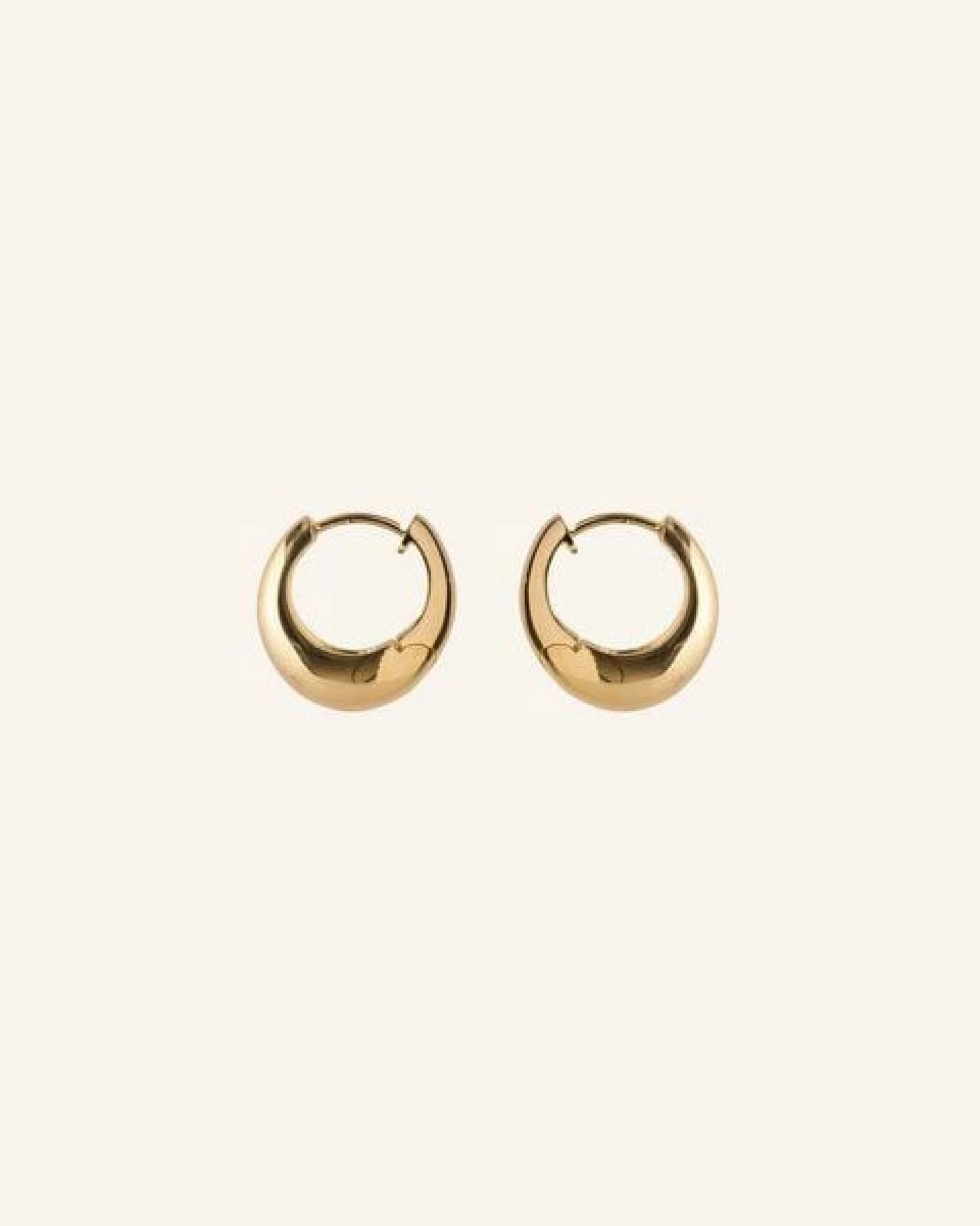 Pernille Corydon - Ohrringe MINI GLOBE HUGGIES aus Recycled sterling silver / Gold plated recycled sterling silver – Ansicht 3