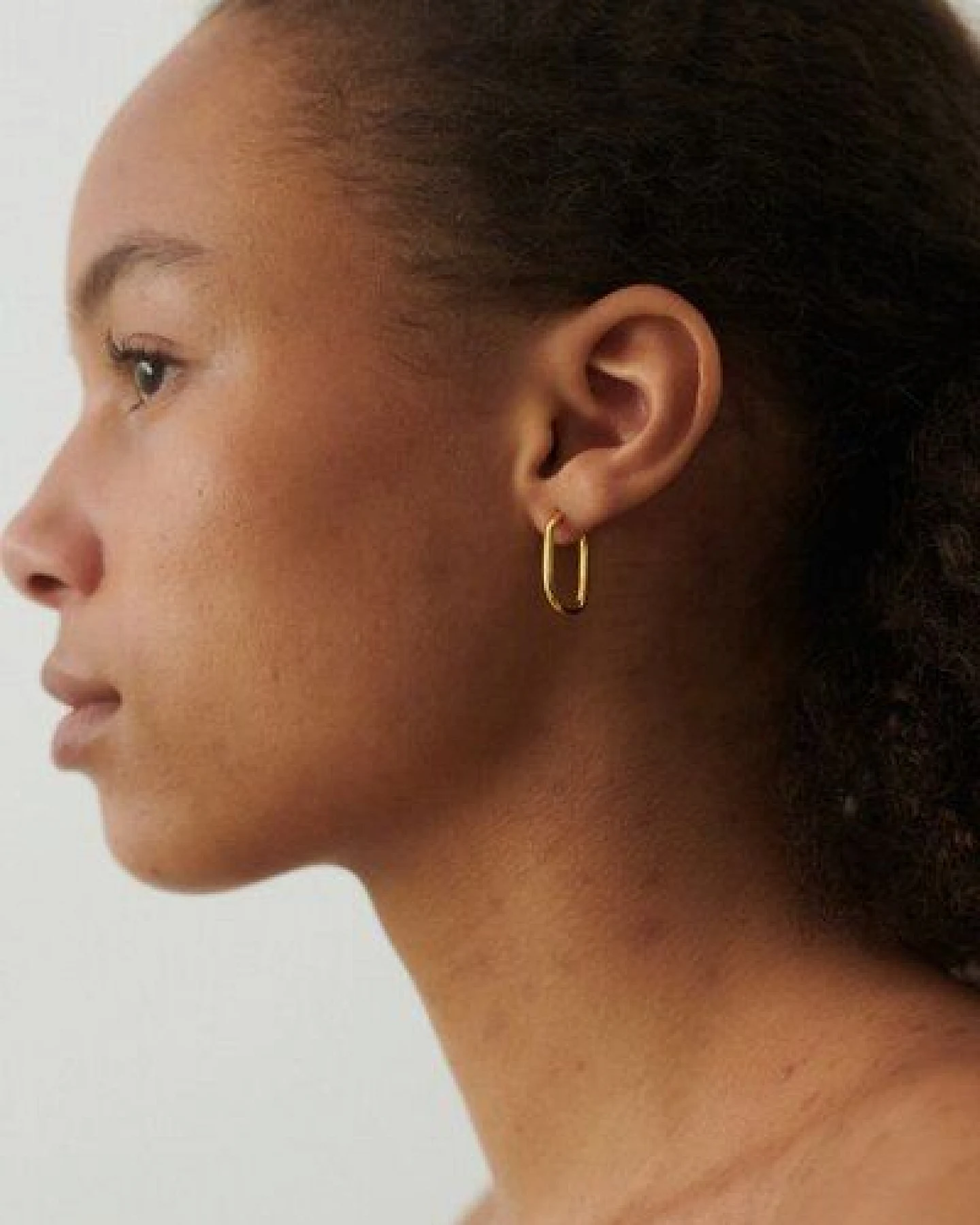 Pernille Corydon Ohrringe SOFT EDGE HUGGIES aus Recycled sterling silver / Gold plated recycled sterling silver – Ansicht 2