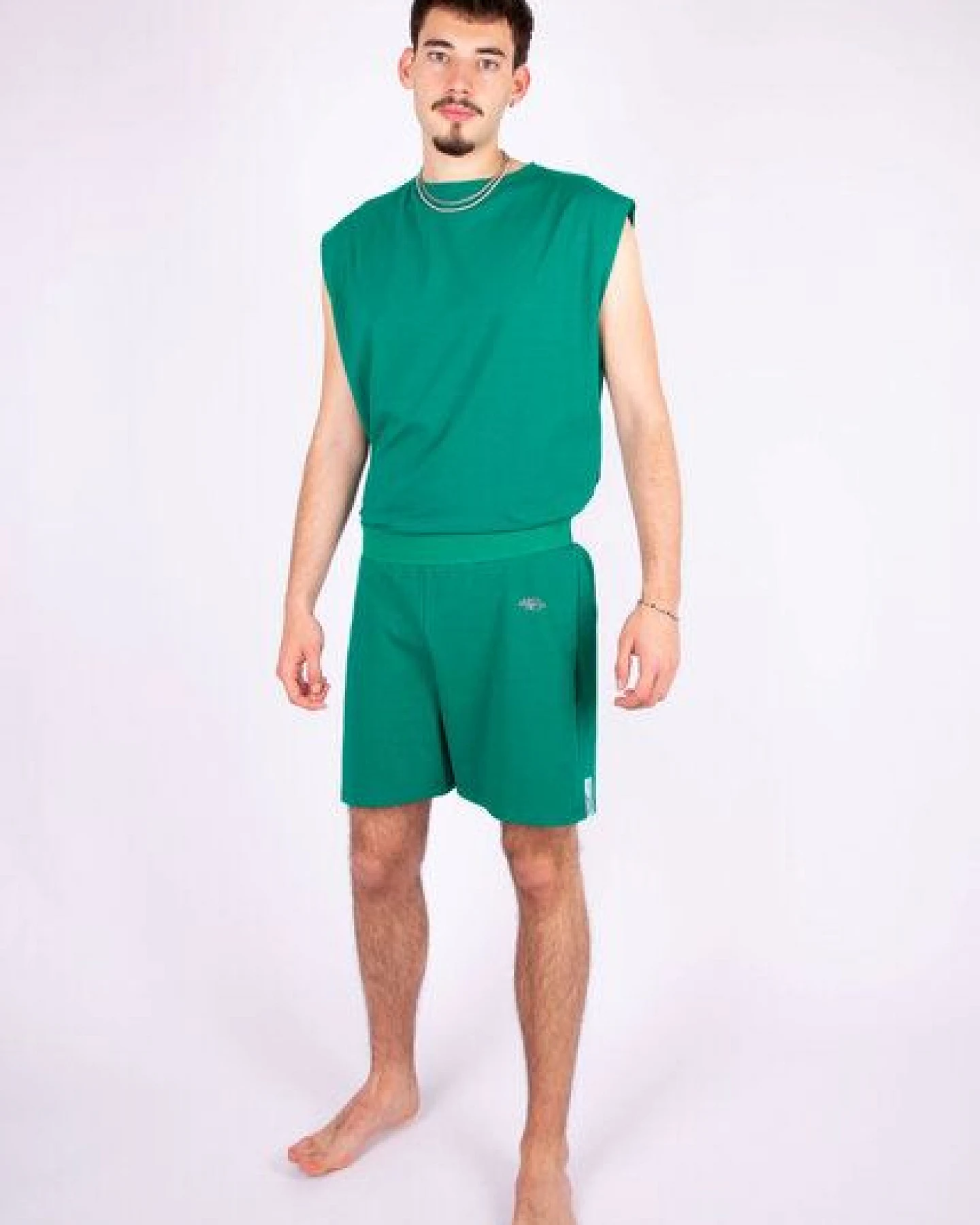 ÆVRIL Unisex Kurze Shorts // Emerald Green // Bio-Baumwolle – Ansicht 2