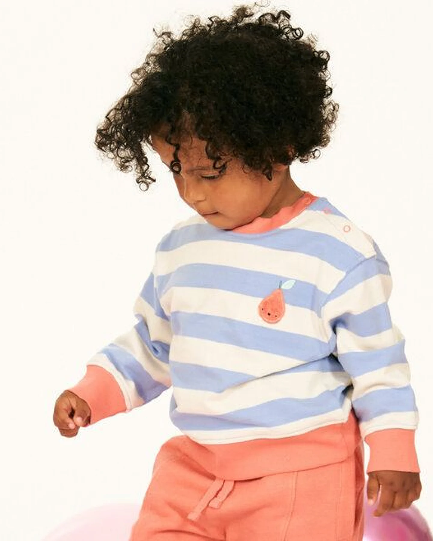 Sense Organics Baby Sweatshirt blau-weiß geringelt, Modell SIAM – Ansicht 2