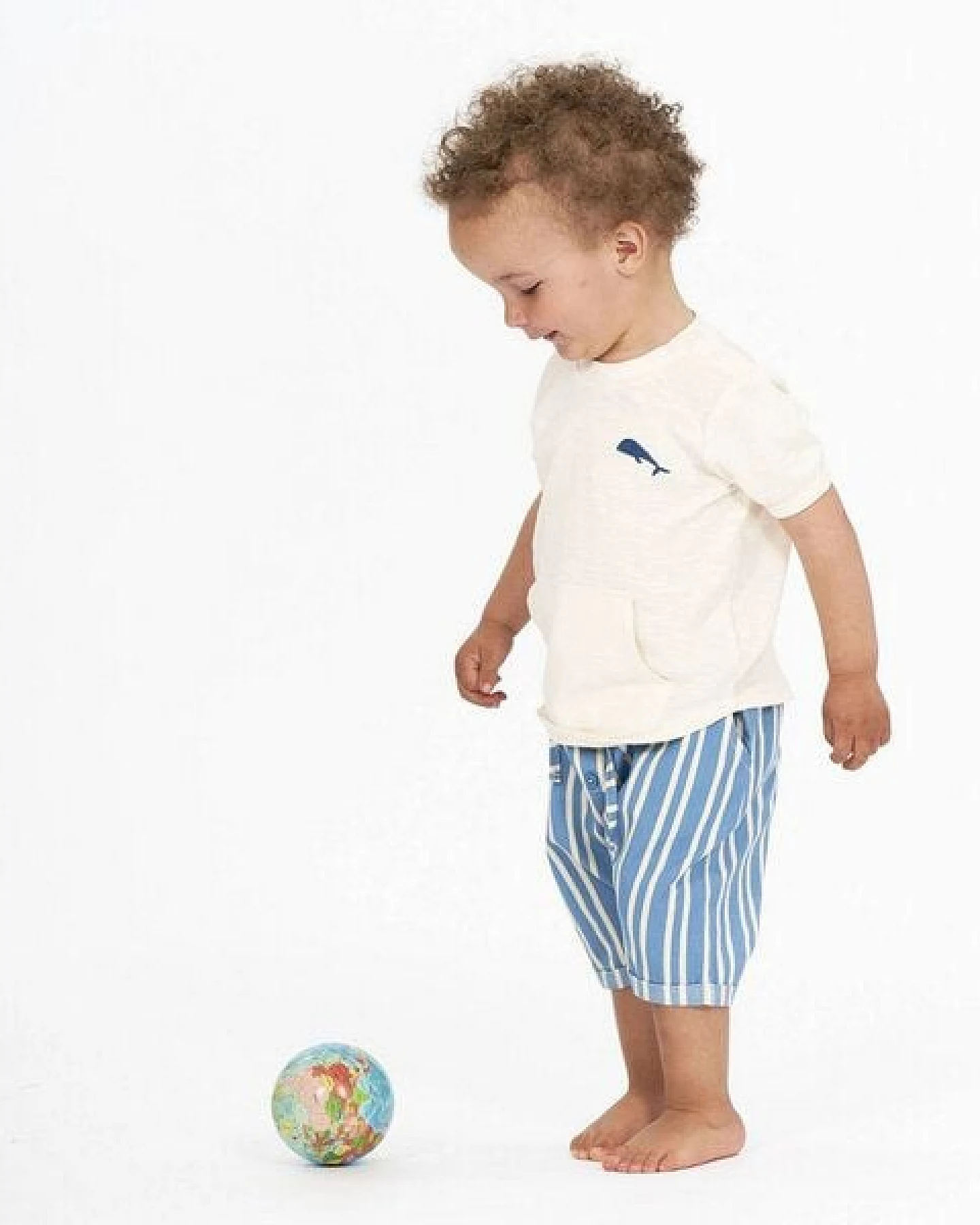 sense-organics Baby Shorts blau-weiß gestreift, Modell LEI – Ansicht 2