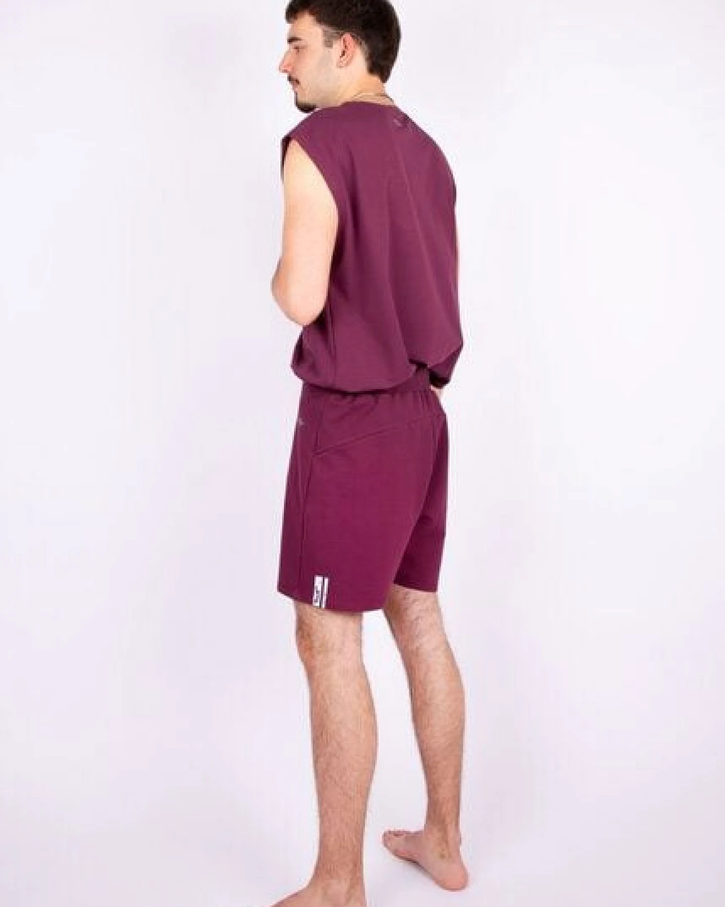 ÆVRIL Unisex Kurze Shorts // Aubergine Red // Bio-Baumwolle – Ansicht 4