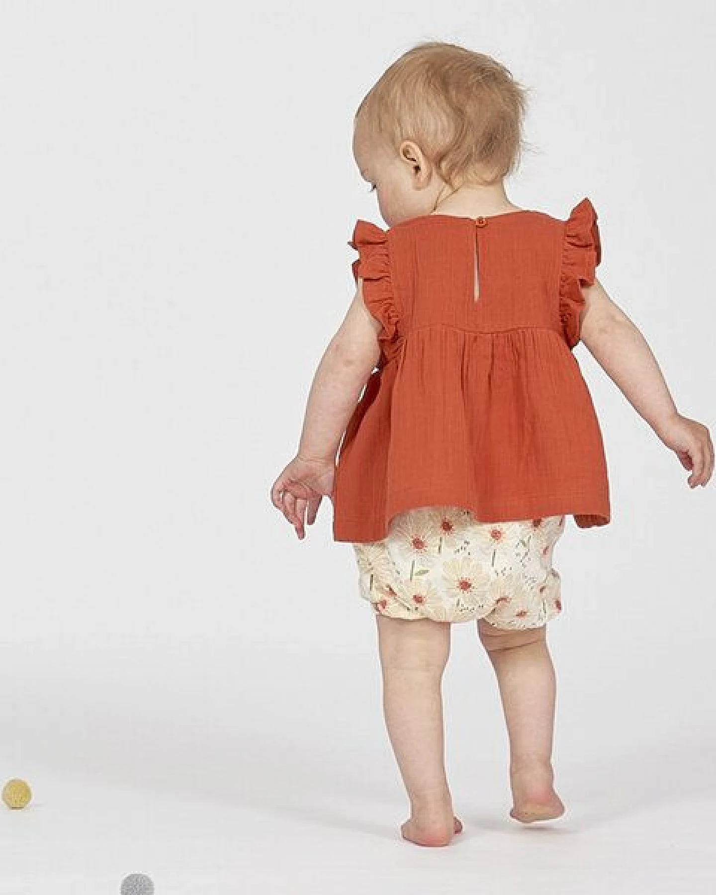 sense-organics Baby Shorts mit Blumen, Modell MAYA – Ansicht 2