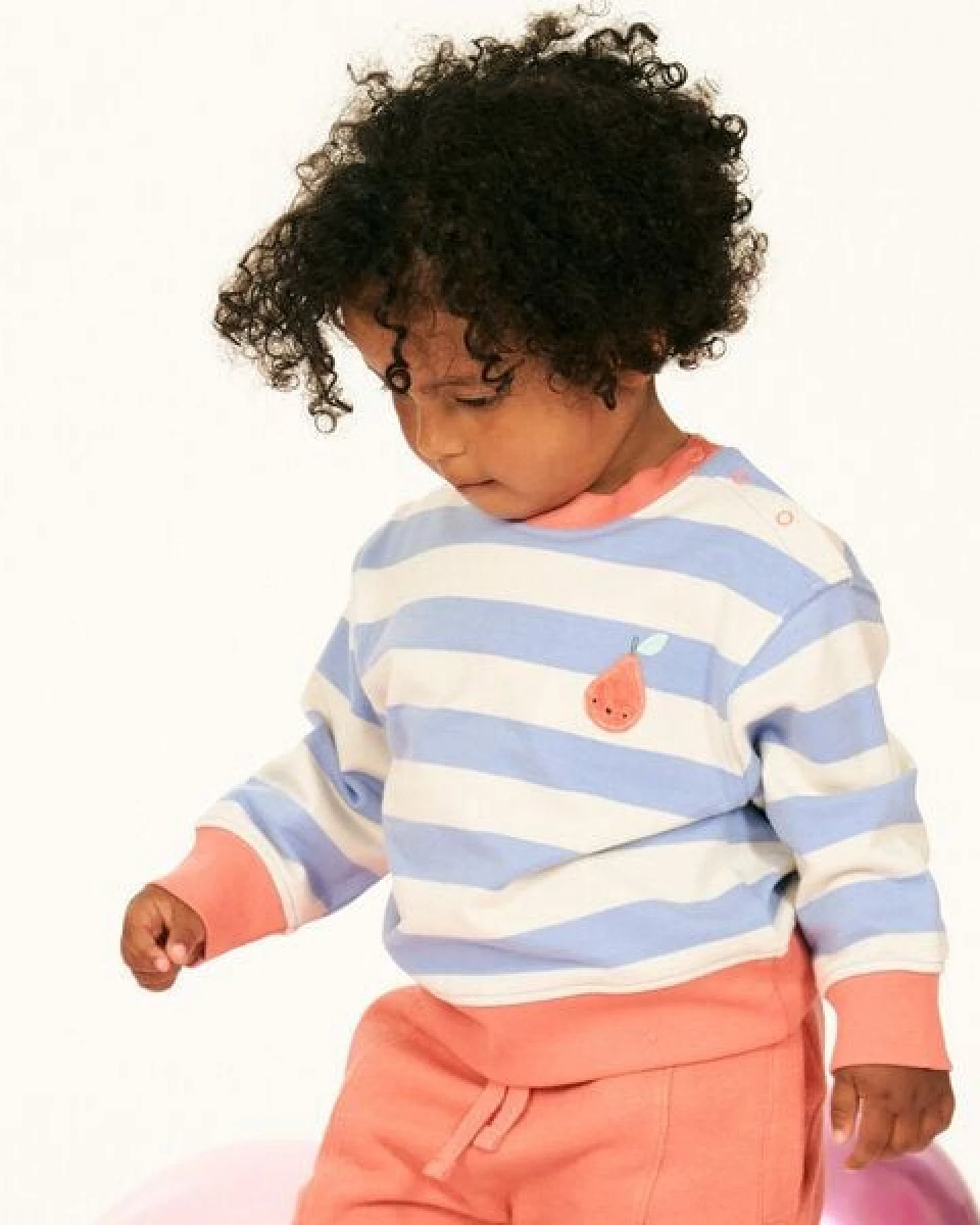 Sense Organics Baby Sweatshirt blau-weiß geringelt, Modell SIAM – Ansicht 2