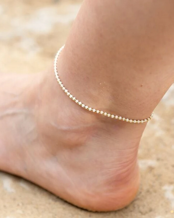 juni Perlen Fußkettchen "Sandstrand" - optional mit goldener Fußkette