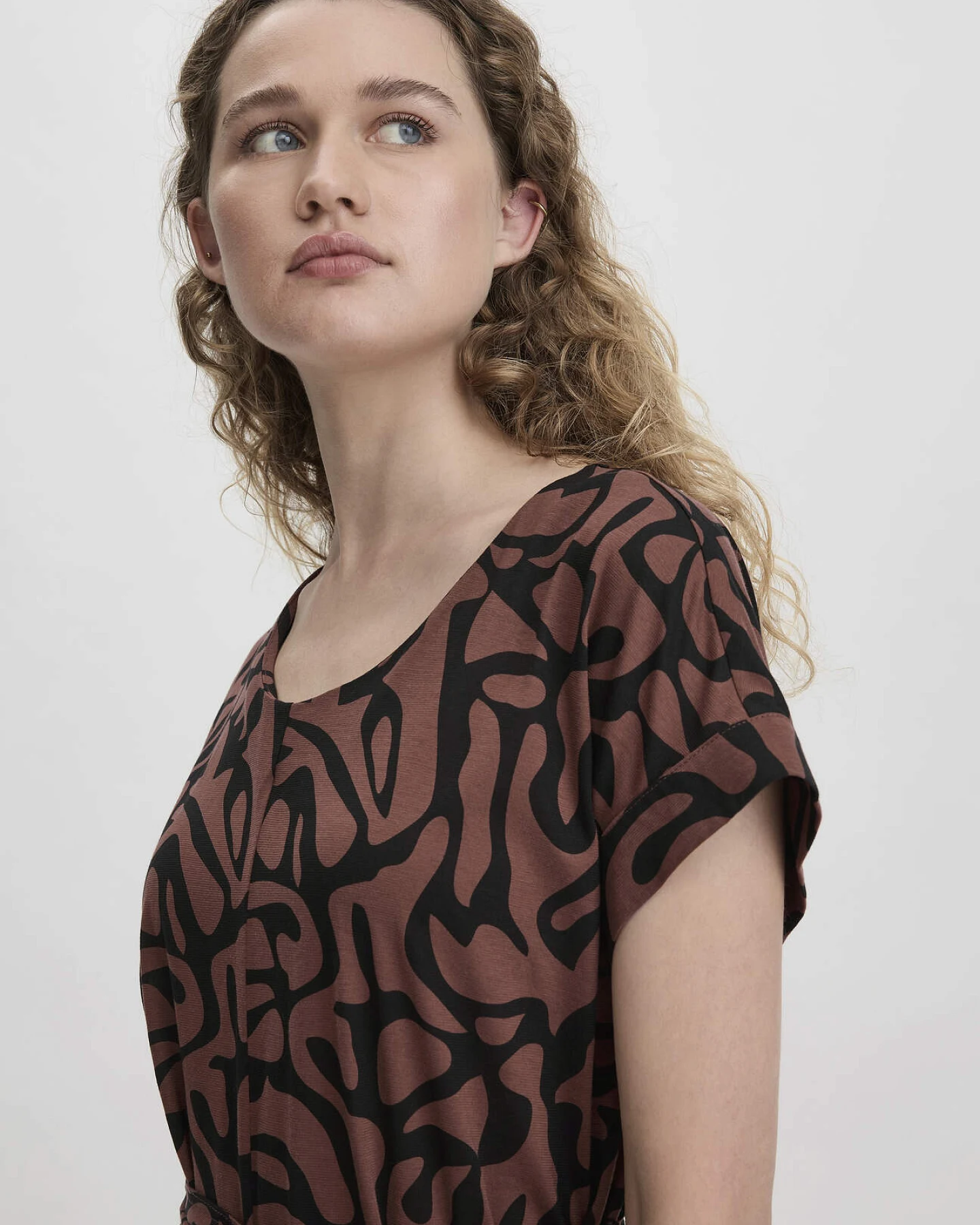 hessnatur Damen Print Jersey Jumpsuit Oversize aus Bio-Baumwolle - braun - Größe 42 – Ansicht 3