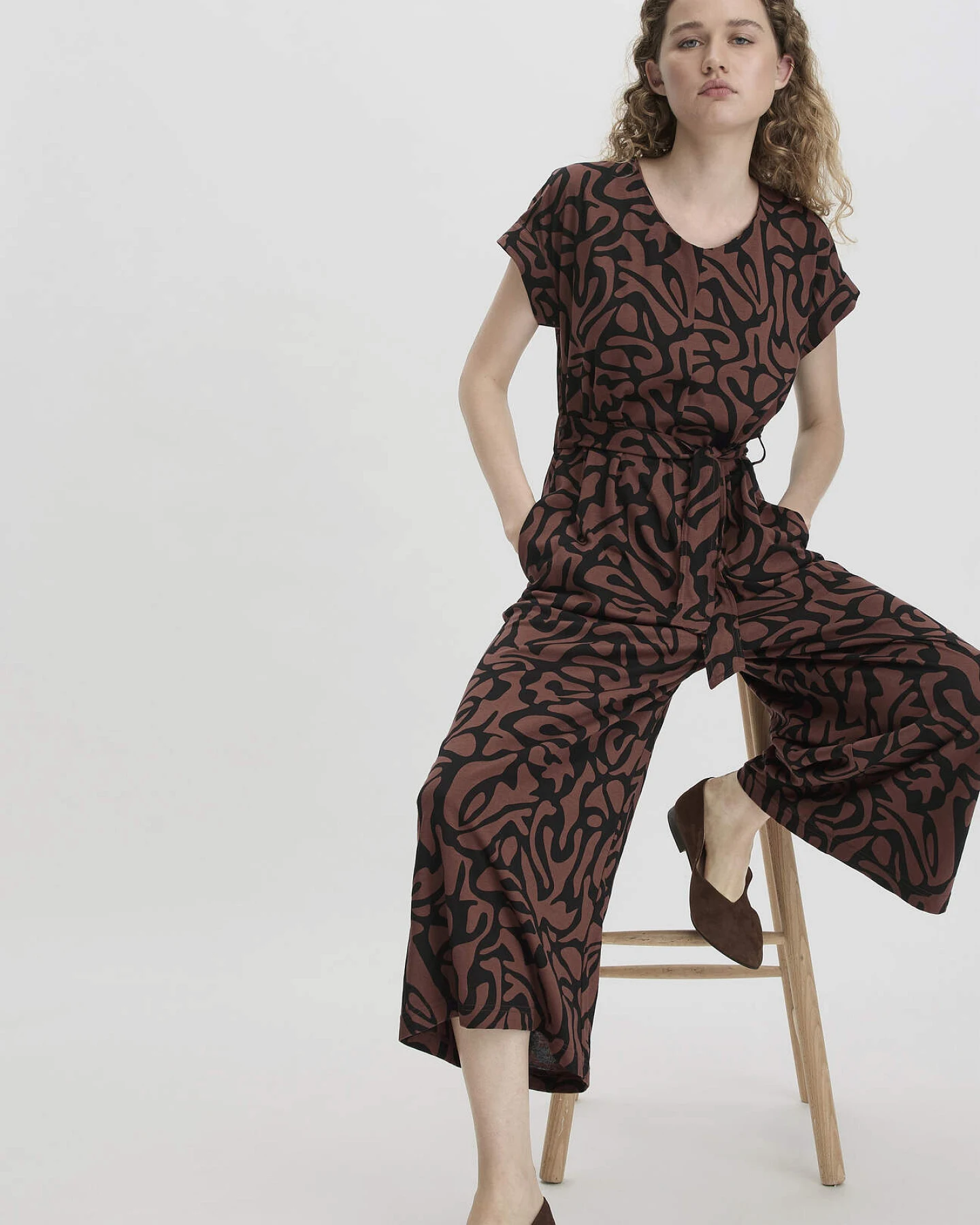 hessnatur Damen Print Jersey Jumpsuit Oversize aus Bio-Baumwolle - braun - Größe 42 – Ansicht 4