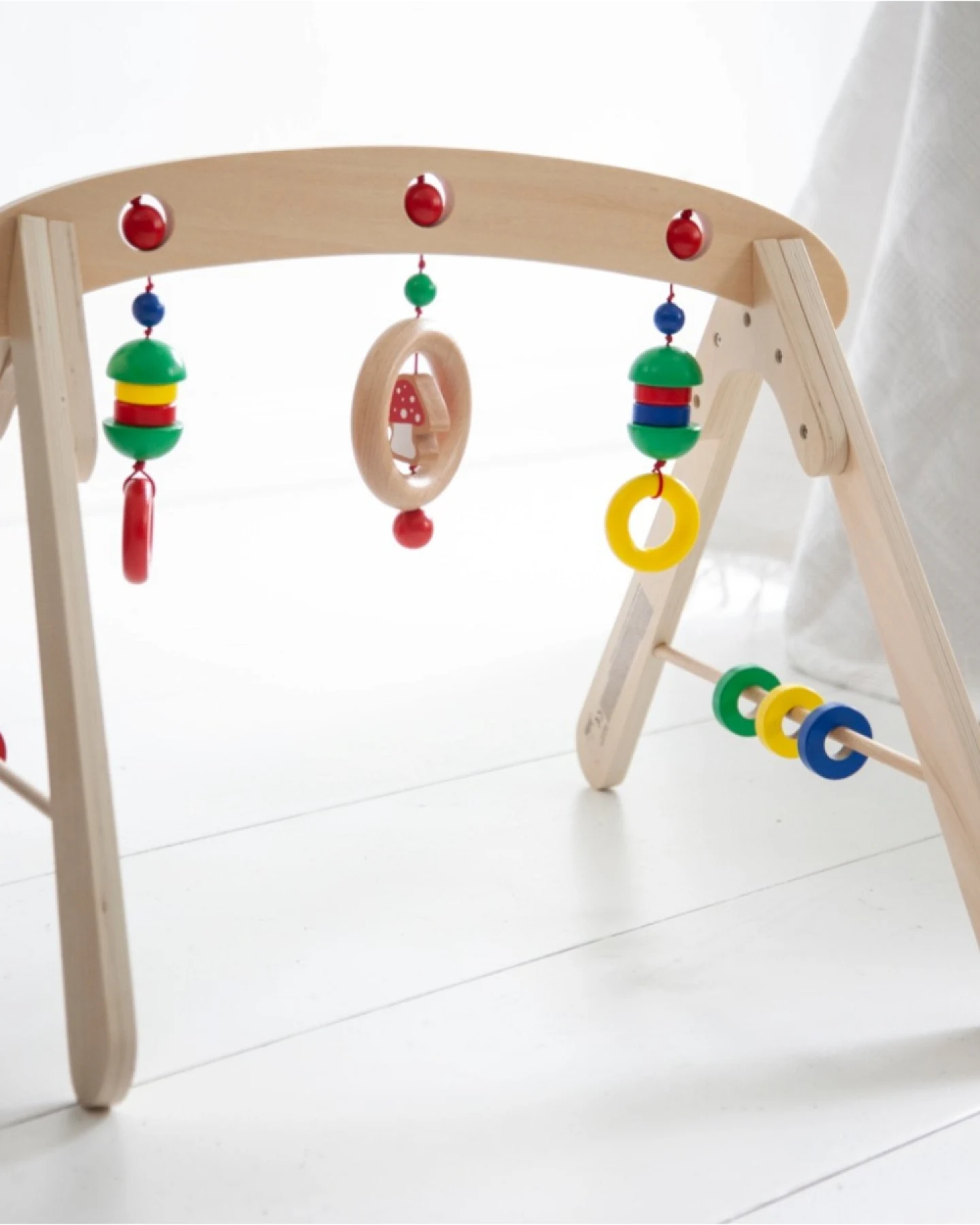 Pinolino Ahorn massiv Holz Baby Trapez 56 x 60 x 45 cm großer Holz Babytrainer – Ansicht 2