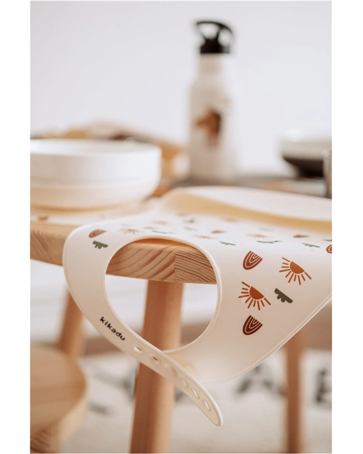 Silikon Lätzchen mit Auffangschale Giraffe natur Maße 30,5 x 23 cm – Ansicht 2