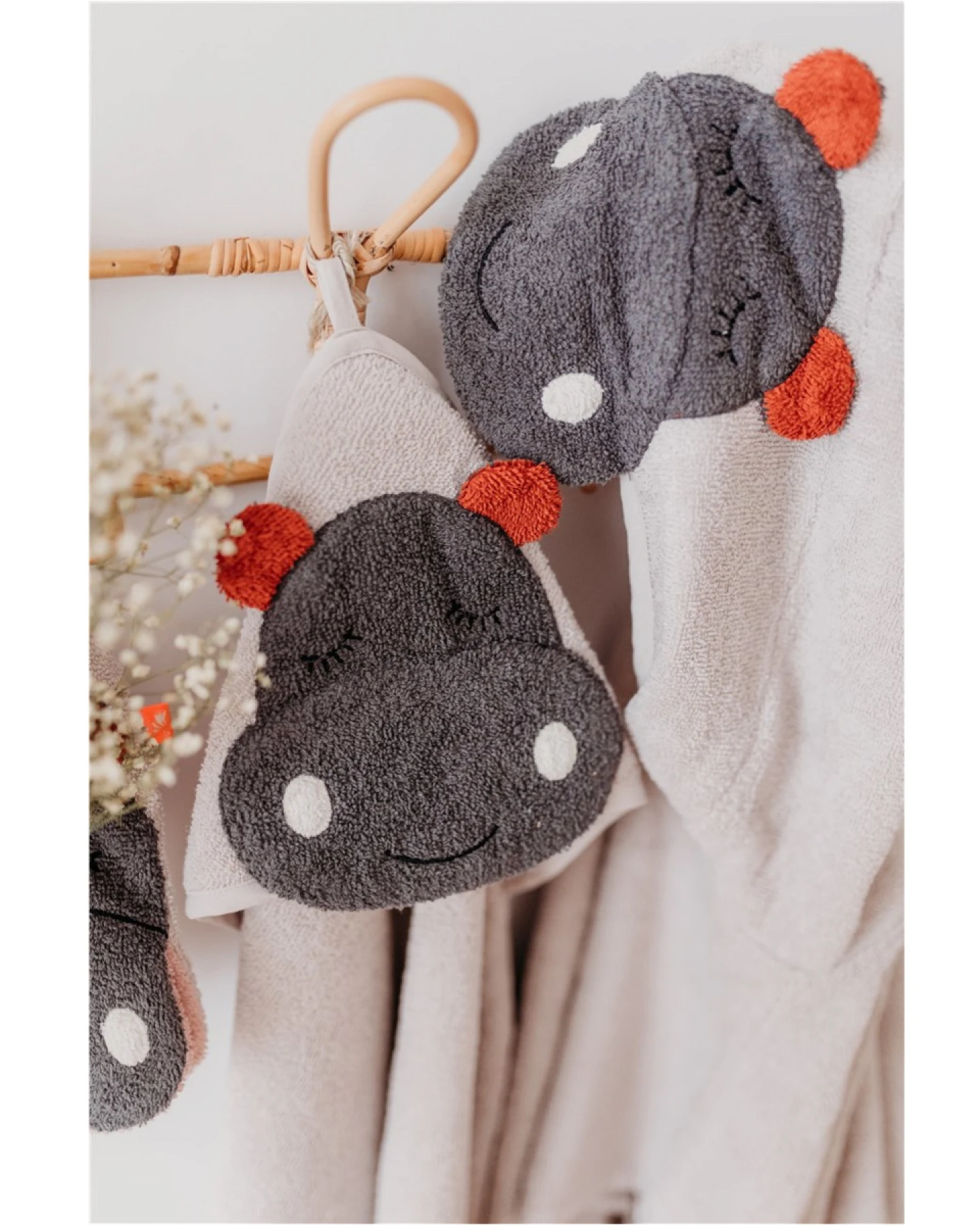 Kinder Badeponcho aus Bio-Baumwolle mit Kapuze Hippo grau Maße 65 x 62 cm – Ansicht 2