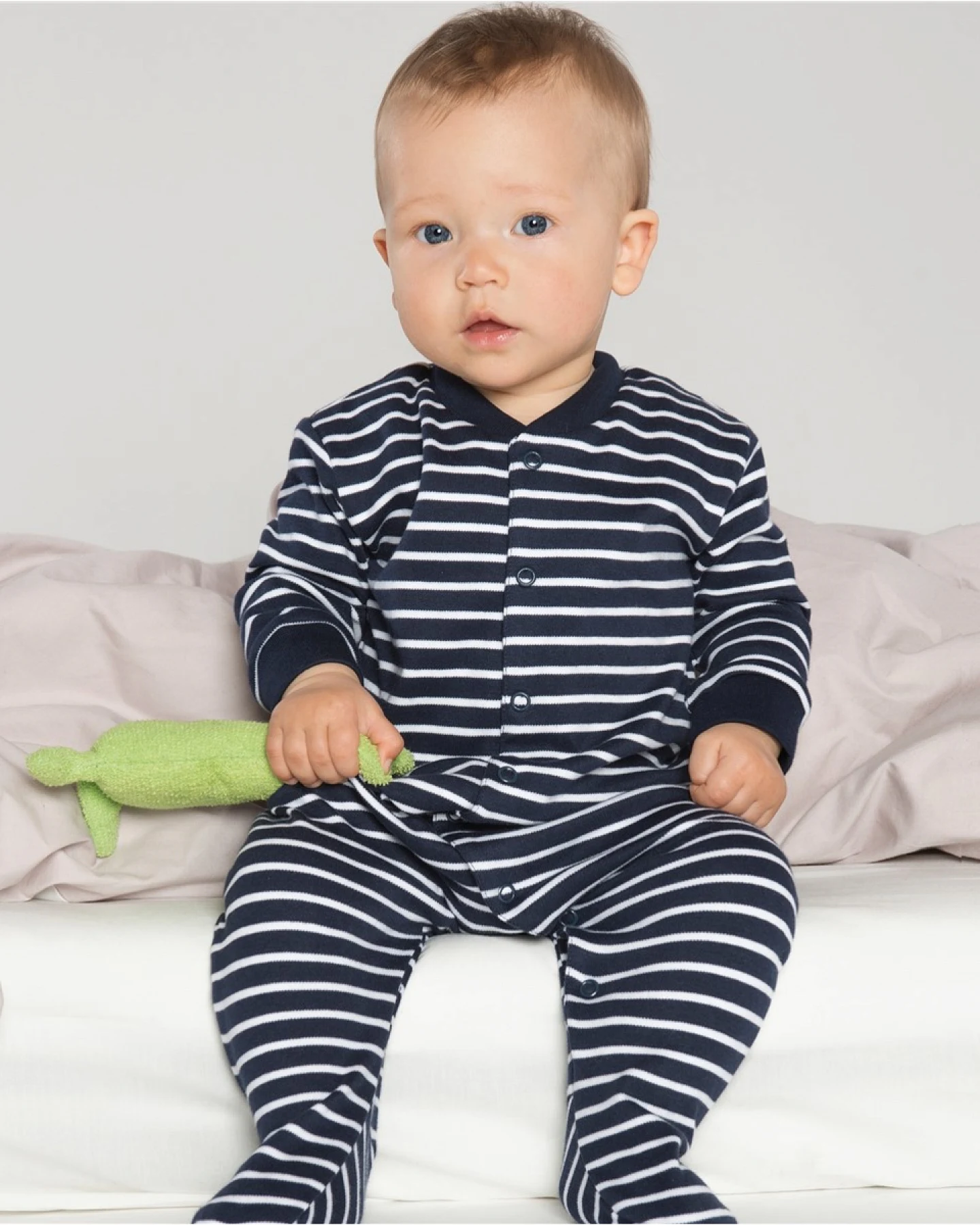 Living Crafts Baby und Kinder Schlafanzug Bio-Baumwolle mit Füßchen marine-weiß gestreift Gr. 92 – Ansicht 2