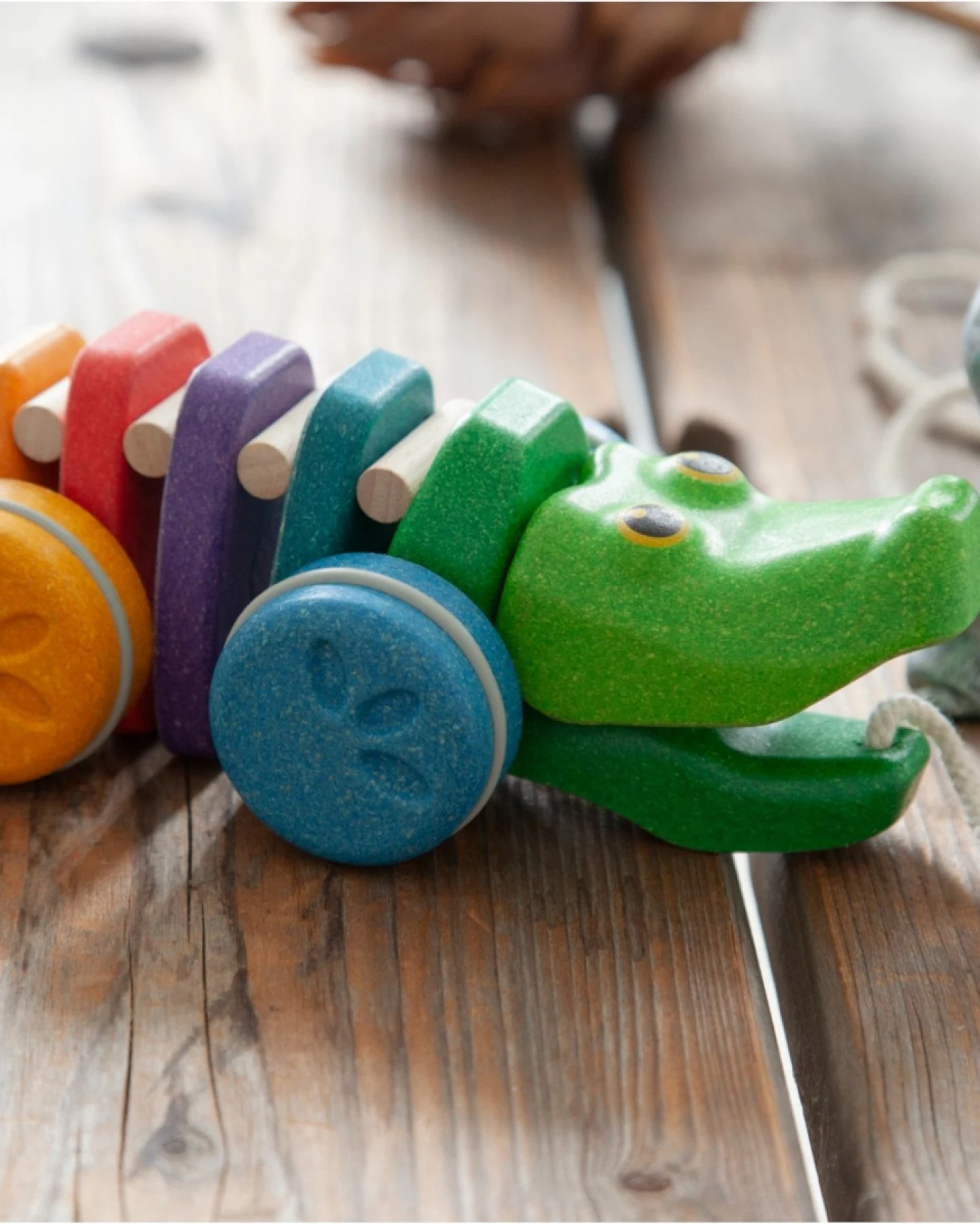 PlanToys Nachziehtier Regenbogen Krokodil aus recyceltem Kautschukholz Maße 9,5 x 22,5 x 9,5 cm – Ansicht 2