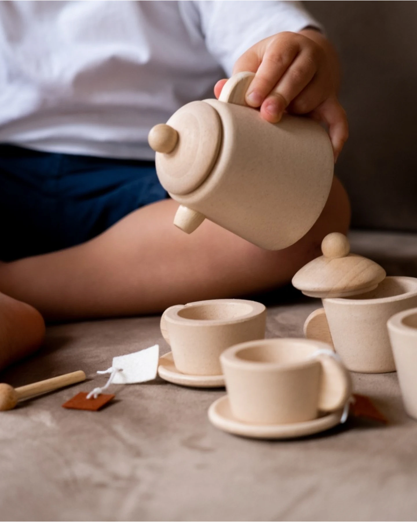 PlanToys Tee-Set für die Kinderküche aus recyceltem Kautschukholz Maße 7,5 x 9,0 x 9,5 cm – Ansicht 2