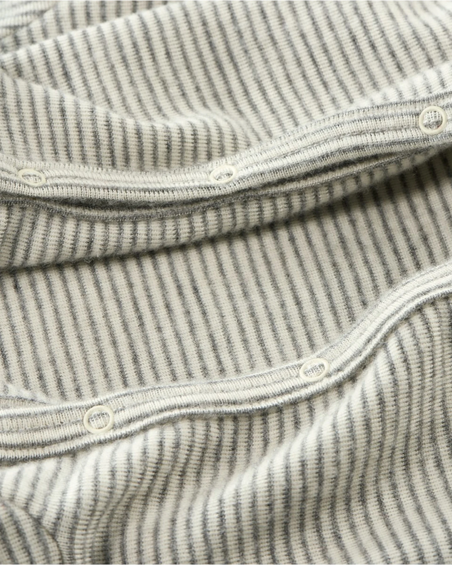 Lilano Baby Strampler mit Fuß Wolle Seide grau-geringelt Gr.62 – Ansicht 2