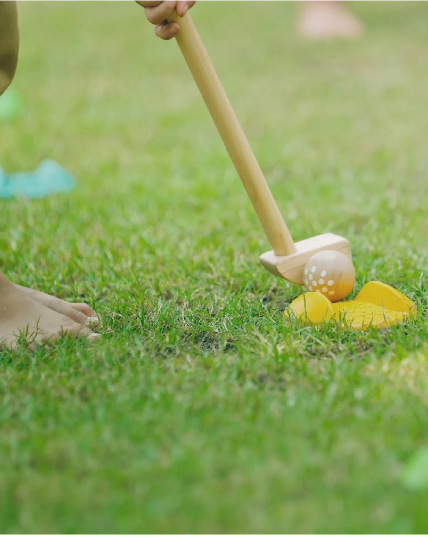 PlanToys Kinder Mini-Golf Komplettset aus recyceltem Kautschukholz, 9-teilig Maße 3 x 8 x 53,4 cm – Ansicht 2