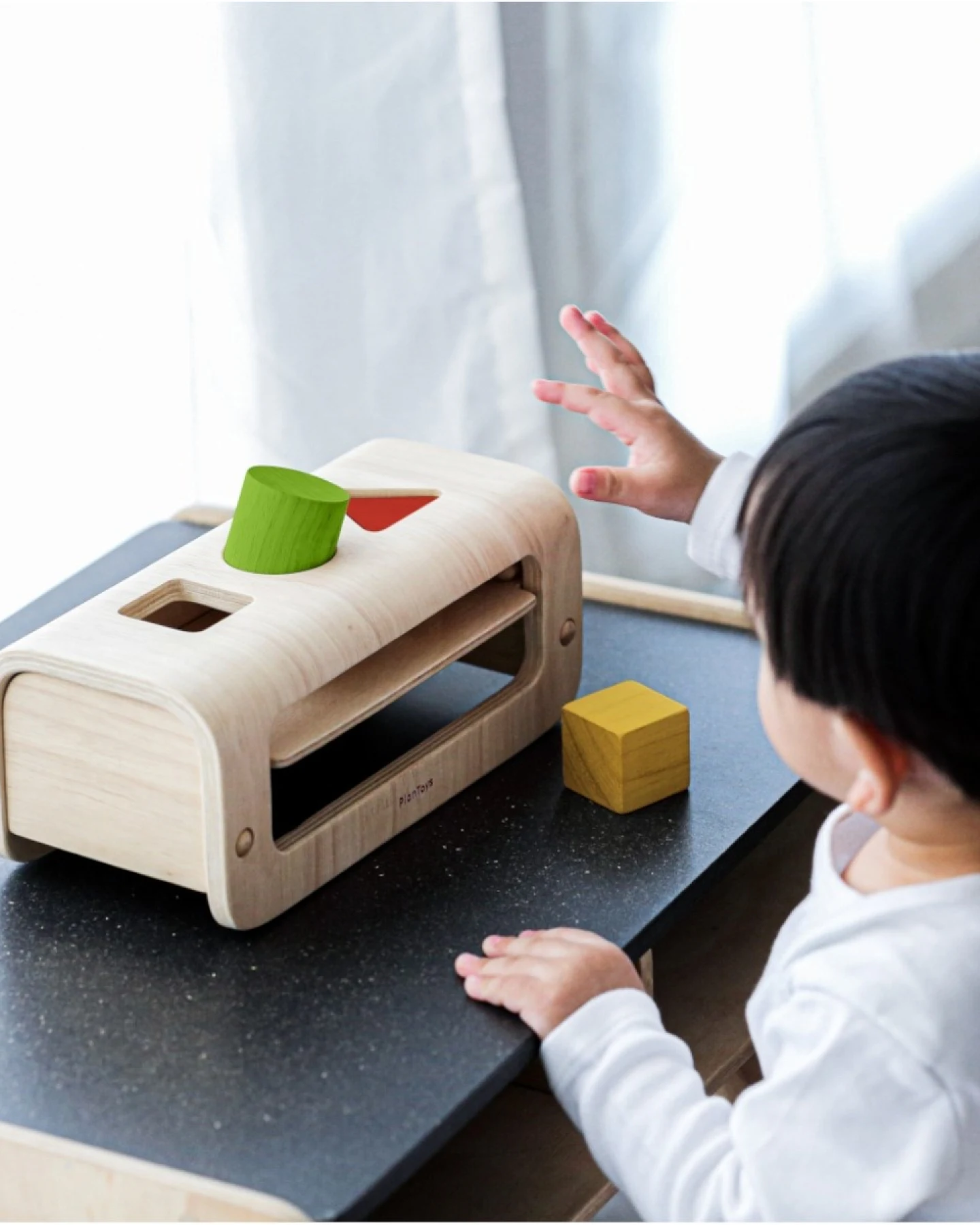 PlanToys Formen Sortieren Steckspiel aus Kautschukholz Maße 24 x 11,5 x 10 cm – Ansicht 2