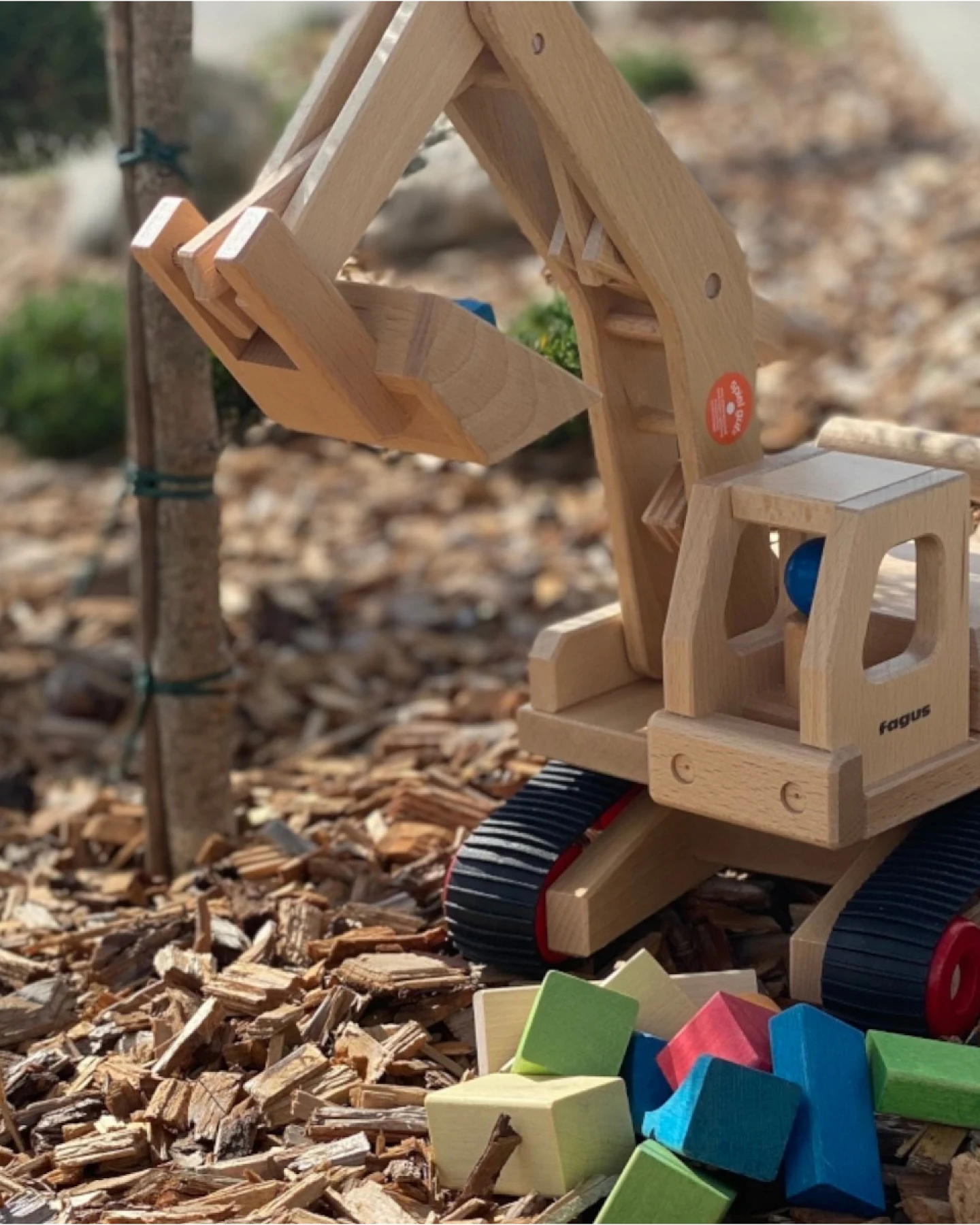 Fagus Bagger aus massivem Buchenholz Voll funktionsfähiger Holzspielzeug Bagger – Ansicht 2