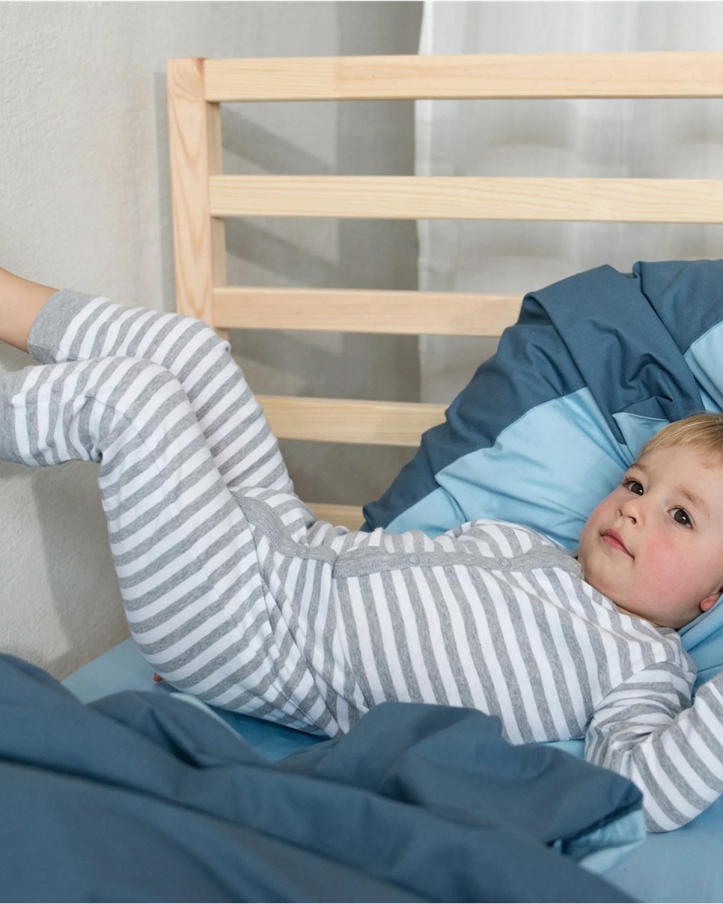 Living Crafts Baby und Kinder Schlafanzug Bio-Baumwolle grau-weiß gestreift Gr.74/80 – Ansicht 2
