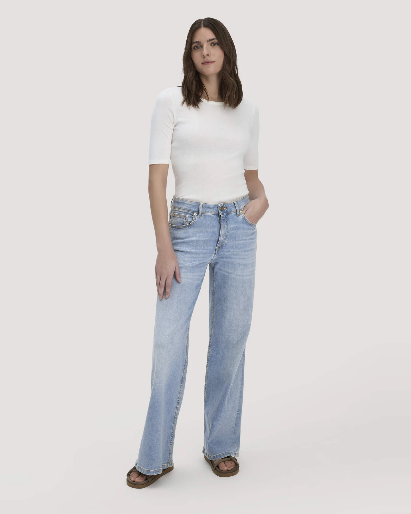 hessnatur Damen Softrib T-Shirt Fitted aus Bio-Baumwolle und TENCEL™ Modal - weiß - Größe 44 – Ansicht 2