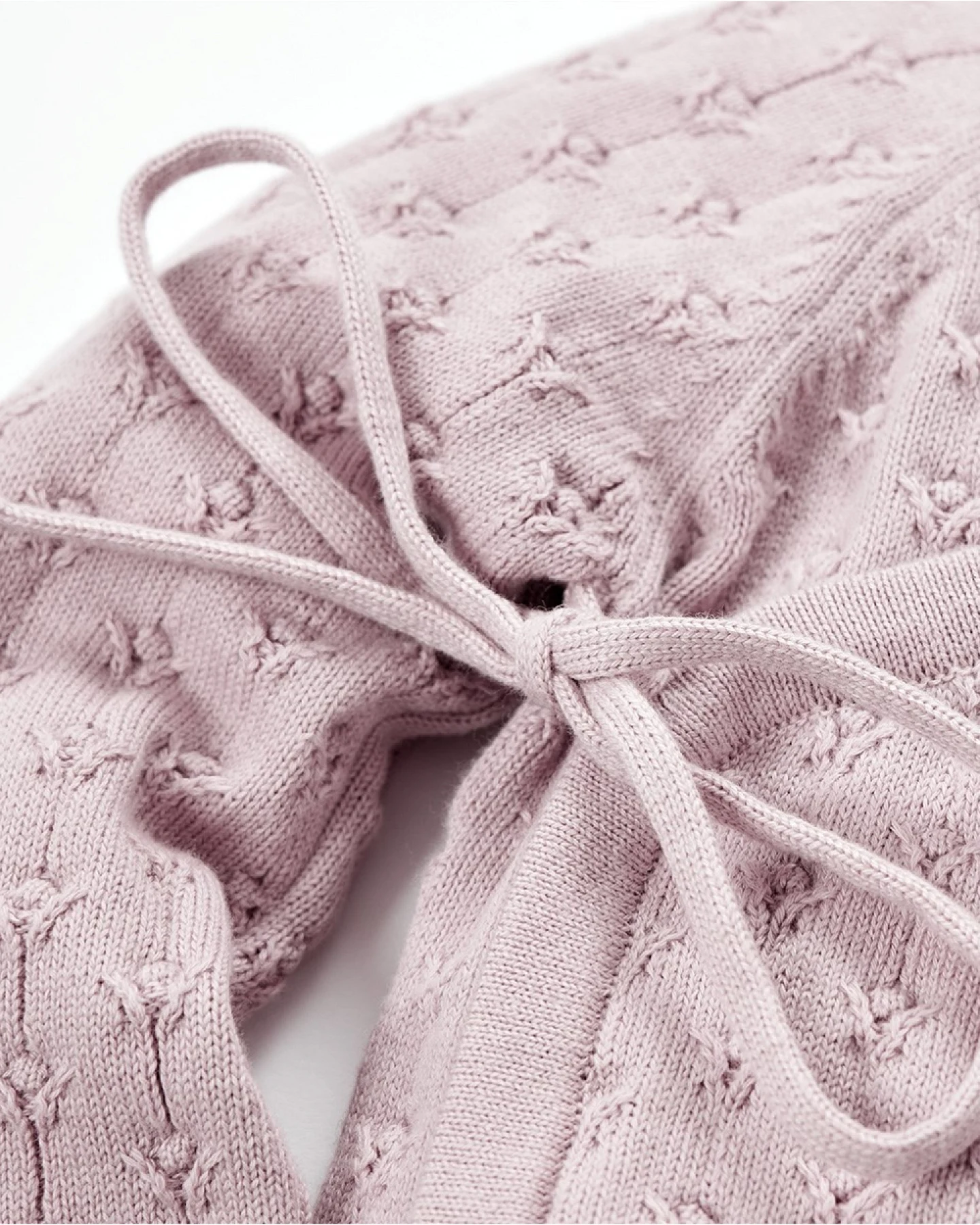 Baby Jacke zum Wickeln Bio-Baumwolle Ajourstrick Blümchen lavendel Gr. 62/68 – Ansicht 2