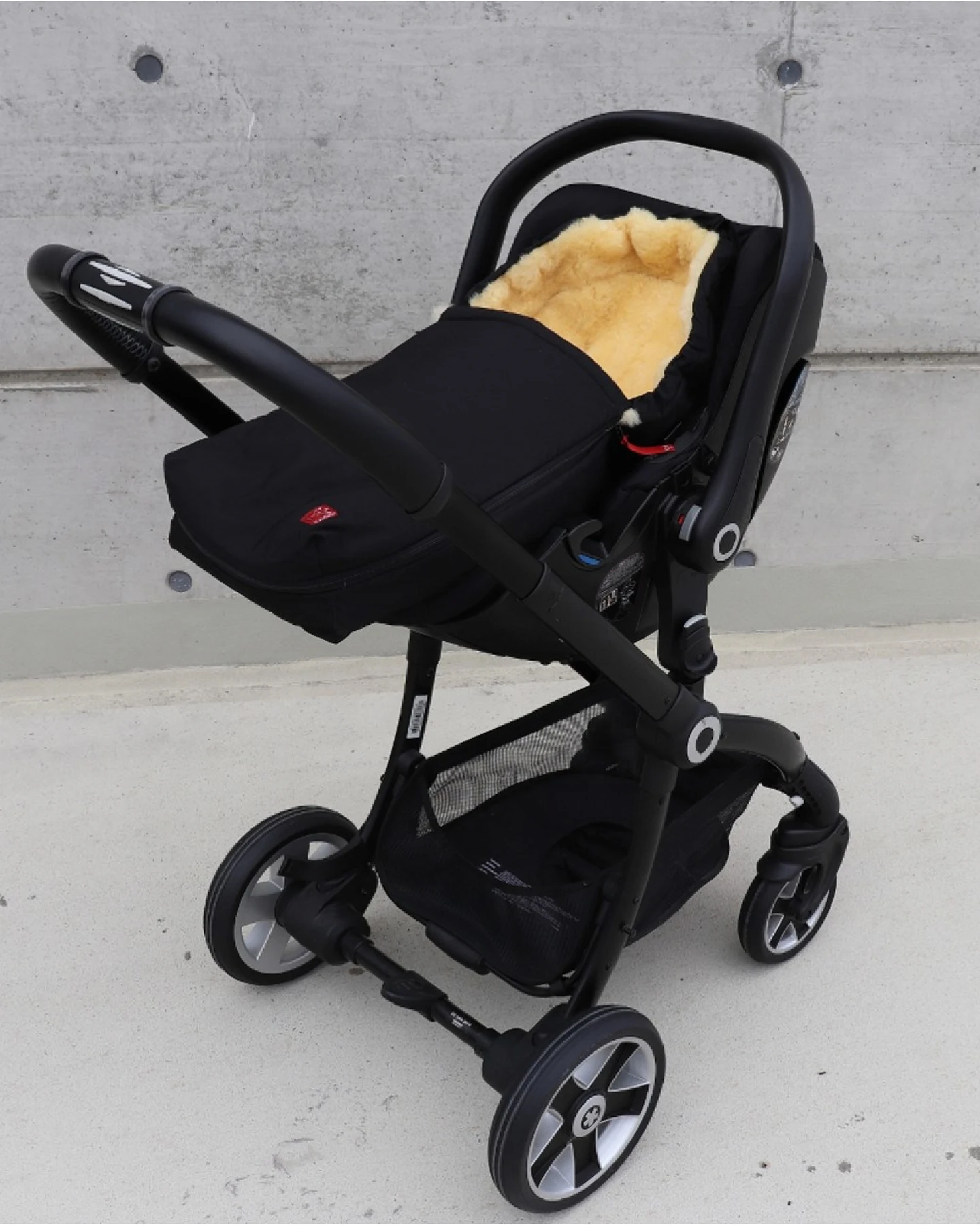 Kaiser Naturfellprodukte Fußsack Babyschale Lammfel "EMMA", medizinisch gegerbt, schwarz Länge 80 cm, Breite 40 cm, (0-12 Monate) – Ansicht 2