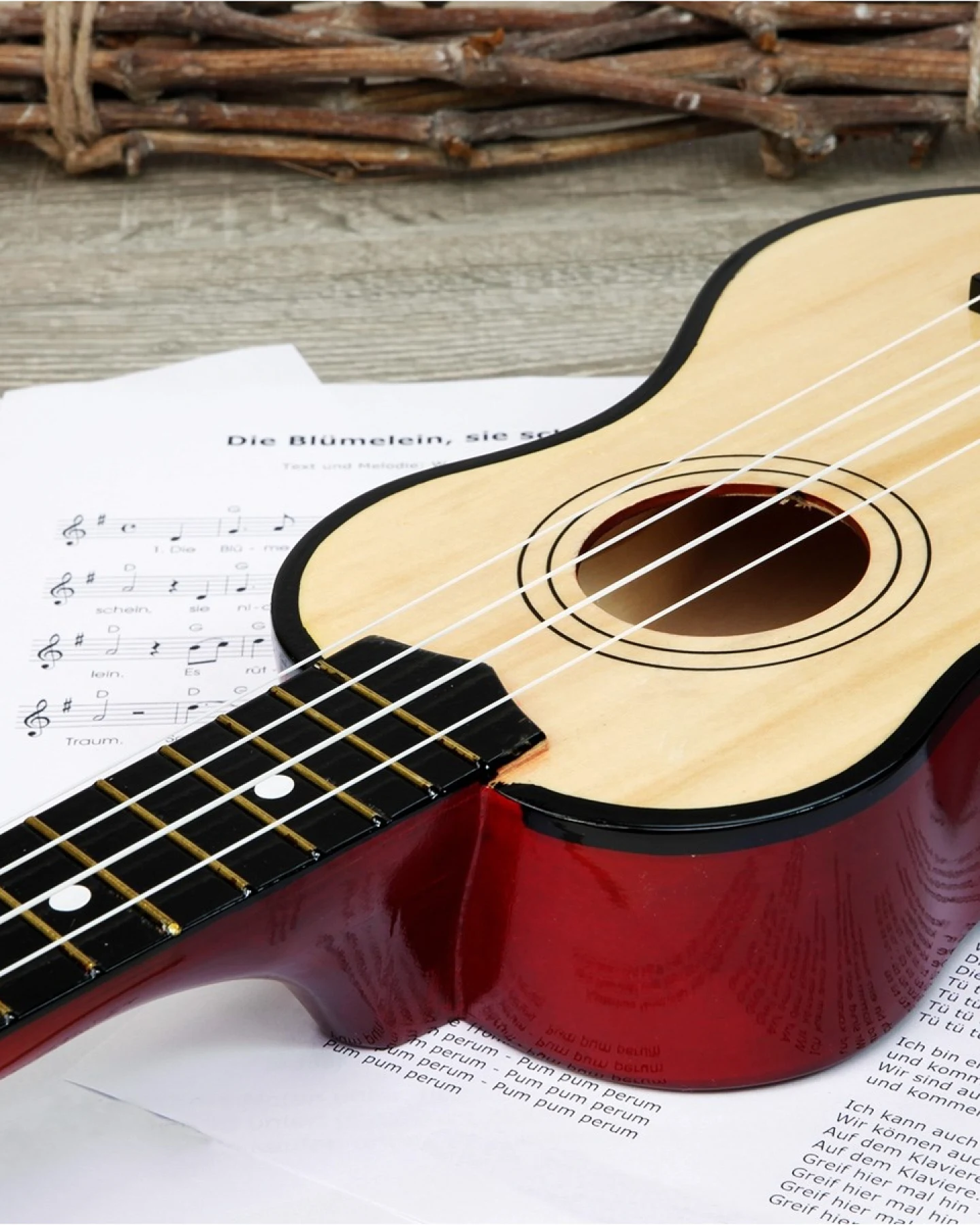 goki Kinder Ukulele aus Holz mit 4 Saiten Maße 52 x 16 cm – Ansicht 2