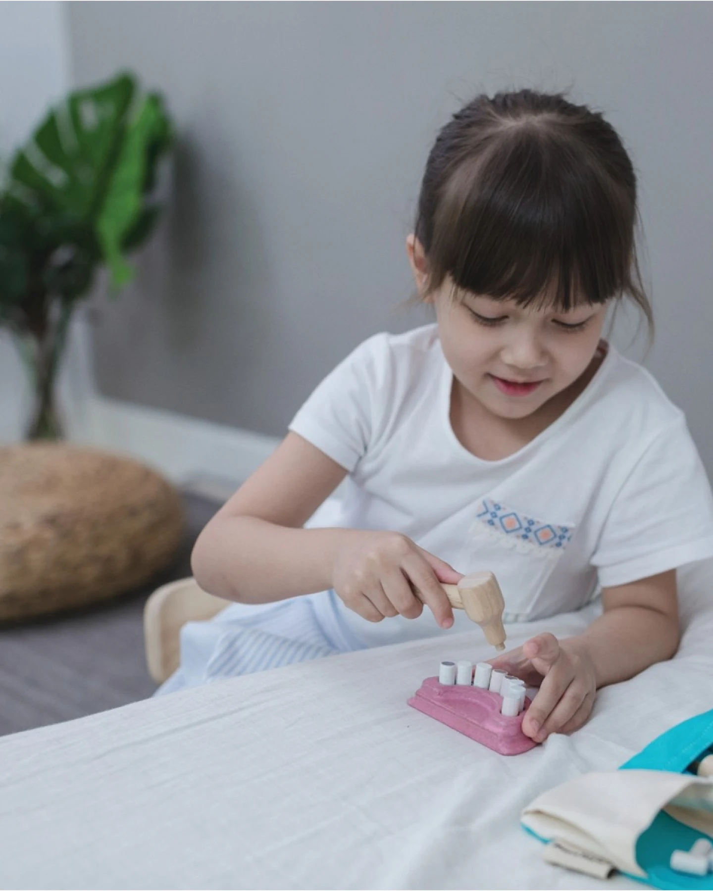 PlanToys Kinder Zahnarzt Set mit Zubehör aus Kautschukholz Maße 15,5 x 23 cm – Ansicht 2