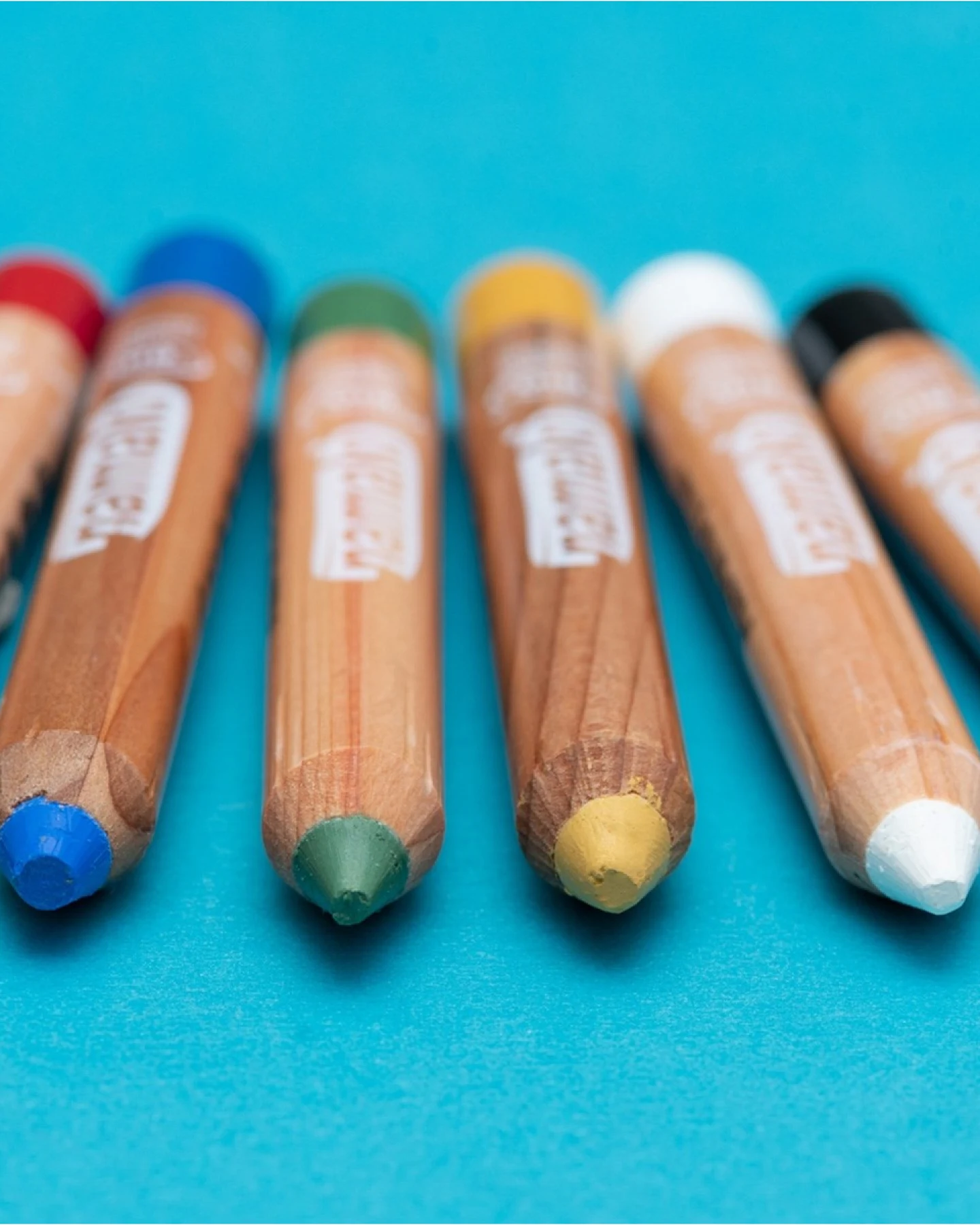Kinder Bio Schminkstifte Set 6-teilig "Regenbogen" rot, blau, grün, gelb, weiß, schwarz – Ansicht 2