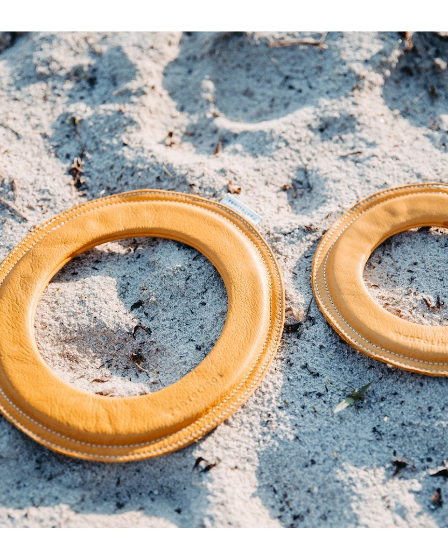 Frisbee Wurfring "Loop" aus pflanzlich gegerbtem Leder honey Gr. M und L – Ansicht 2