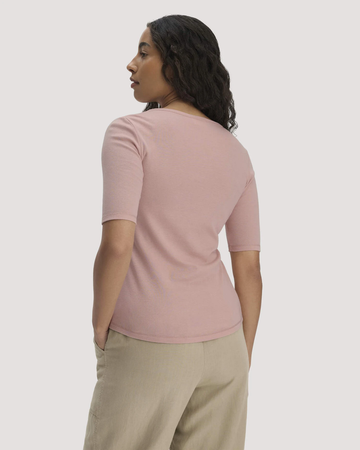 hessnatur Damen Softrib T-Shirt Fitted aus Bio-Baumwolle und TENCEL™ Modal - rosa - Größe 40 – Ansicht 3