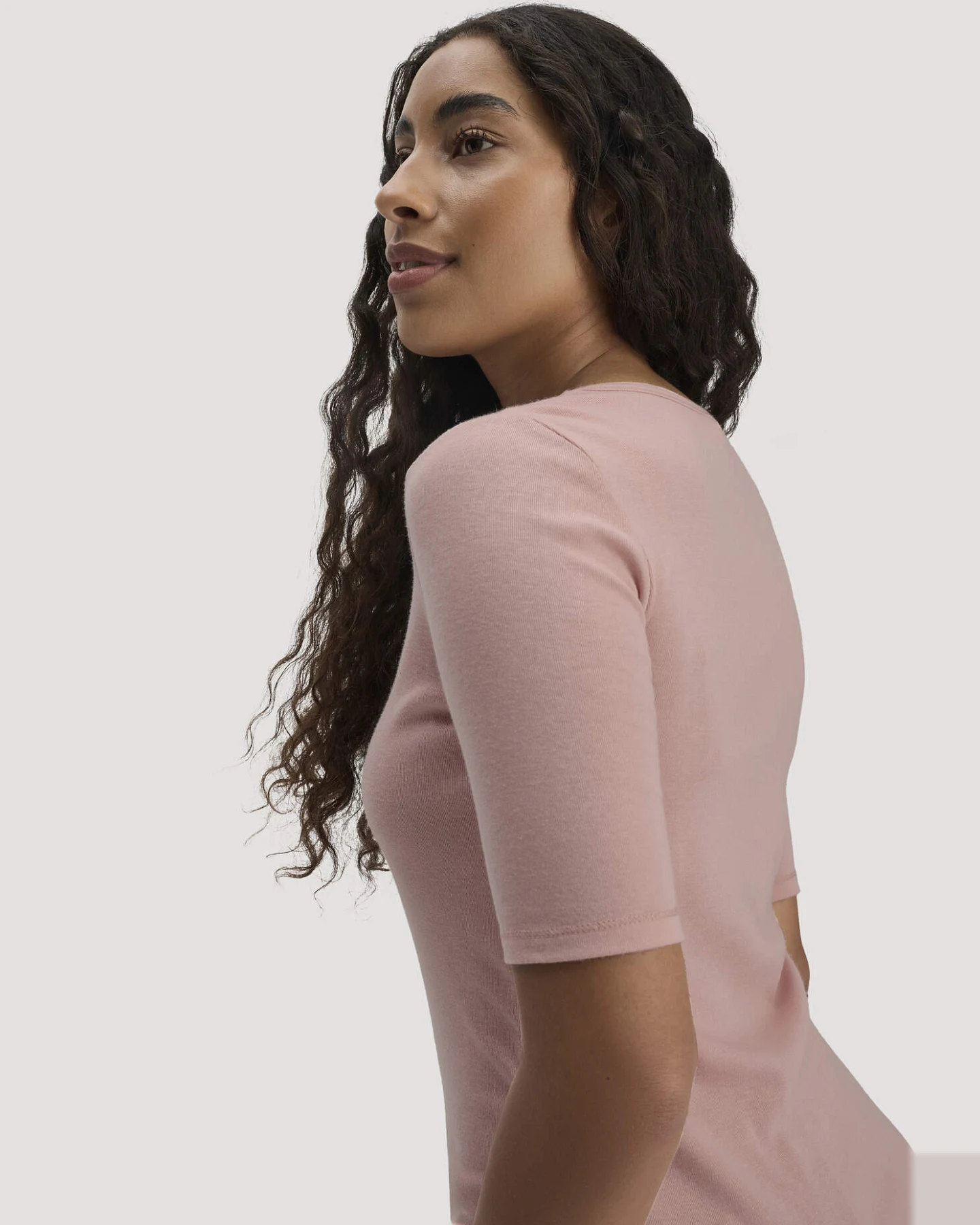 hessnatur Damen Softrib T-Shirt Fitted aus Bio-Baumwolle und TENCEL™ Modal - rosa - Größe 40 – Ansicht 4