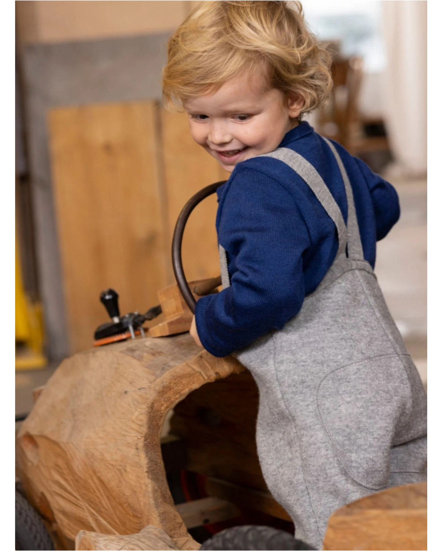 Disana Kinder Latzhose Bio-Merinowolle Walk hellgrau Gr.122/128 – Ansicht 2