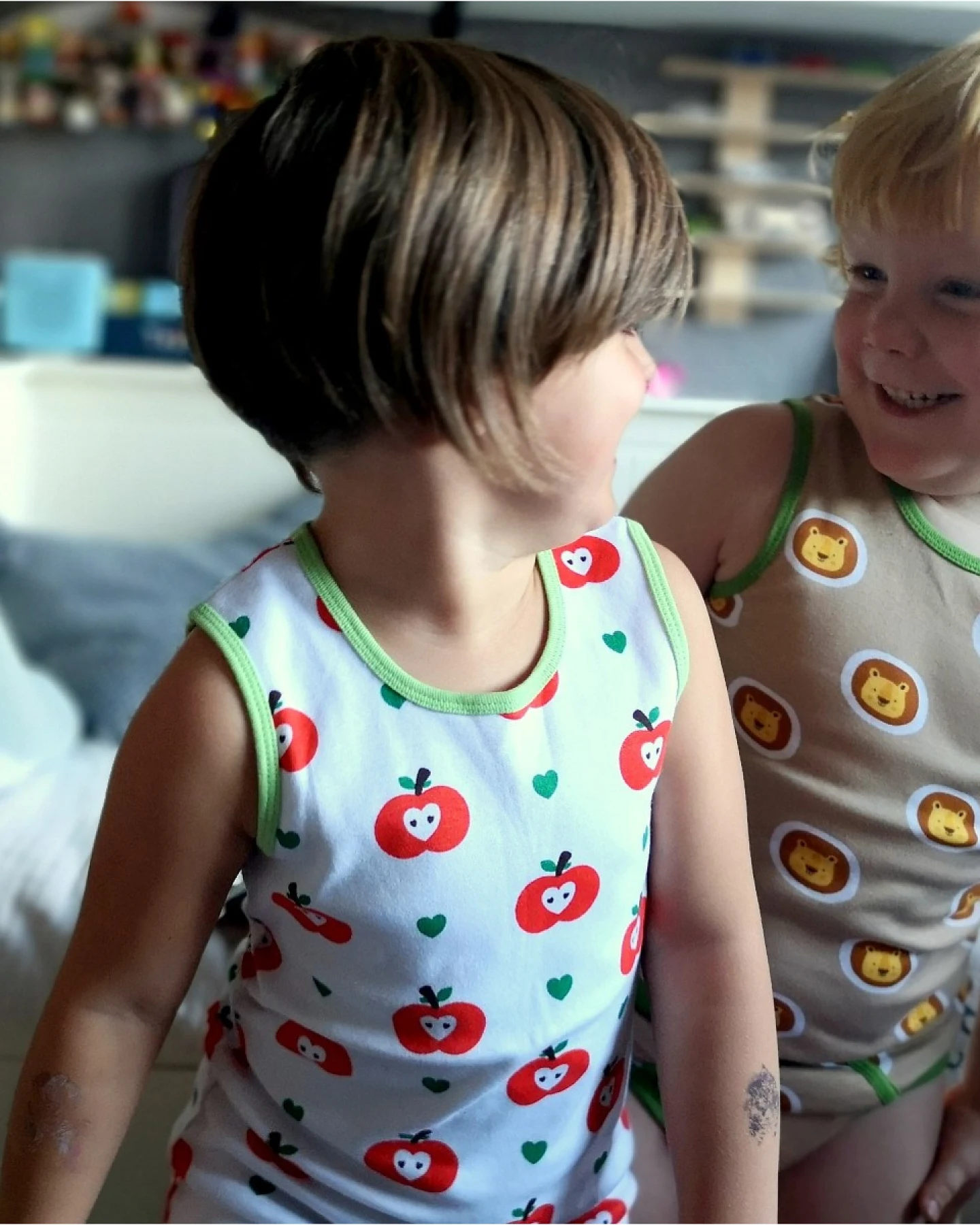 Kinder Unterhemd Bio-Baumwolle Apfel Gr. 122/128 – Ansicht 2