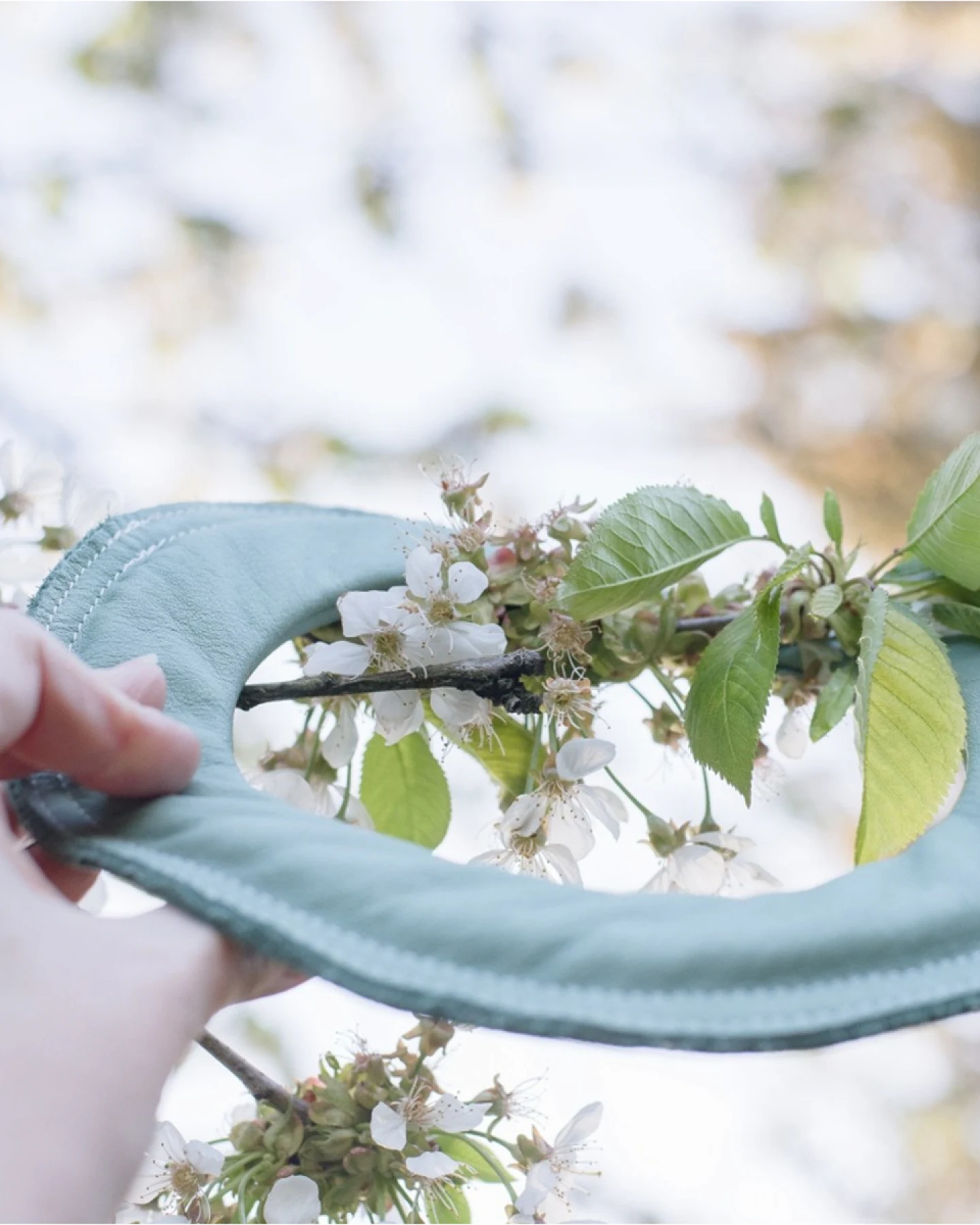 Frisbee Wurfring "Loop" aus pflanzlich gegerbtem Leder distel Gr. L (22 cm Durchmesser) – Ansicht 2