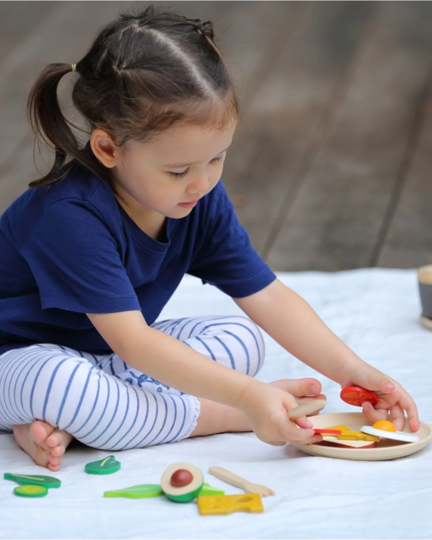 PlanToys Frühstück Set für die Kinderküche aus recyceltem Kautschukholz Durchmesser 16 cm, Höhe 1,9 cm – Ansicht 2