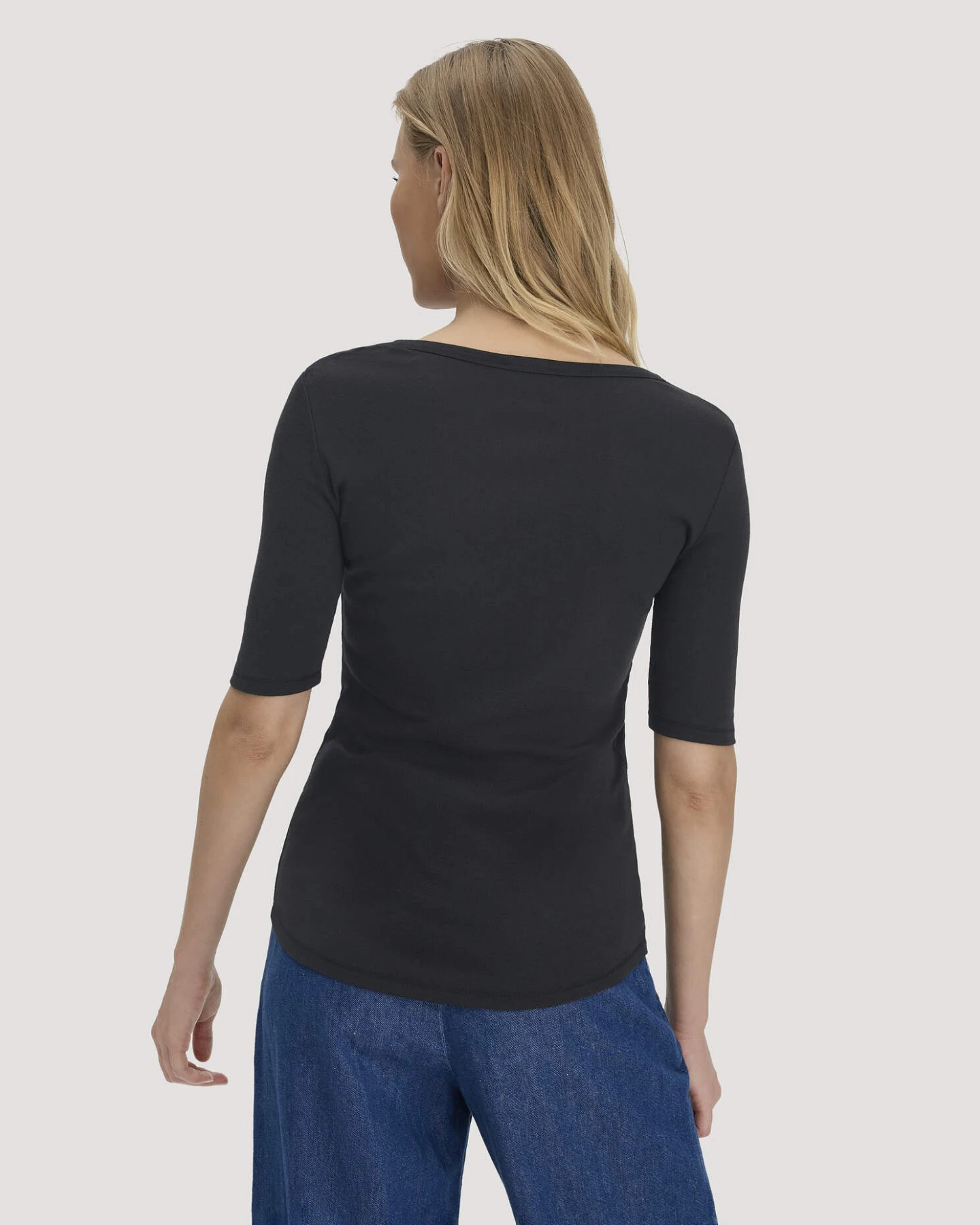 hessnatur Damen Softrib T-Shirt Fitted aus Bio-Baumwolle und TENCEL™ Modal - schwarz - Größe 40 – Ansicht 3